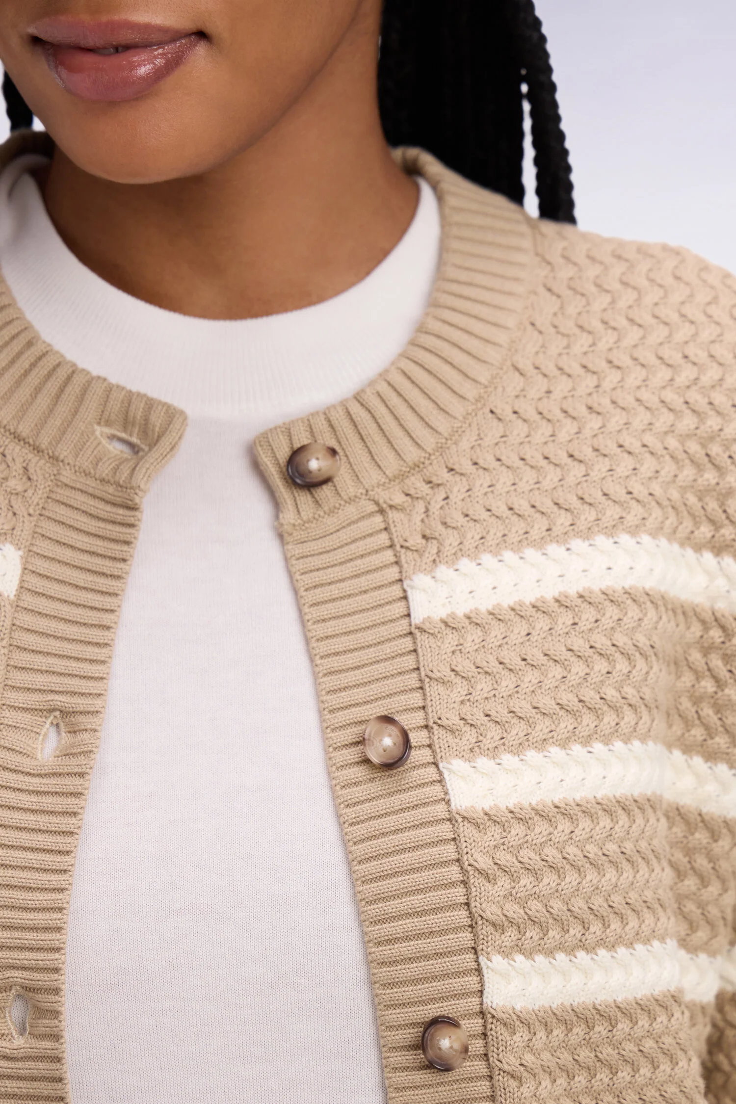 Cardigan marinière en maille tressée beige - Image 4