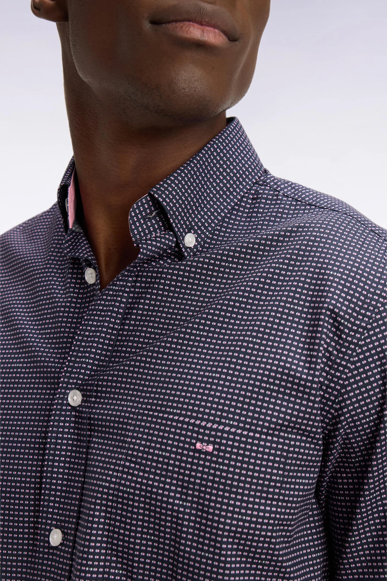Chemise à manches courtes en coton marine à micromotifs roses - Image 4