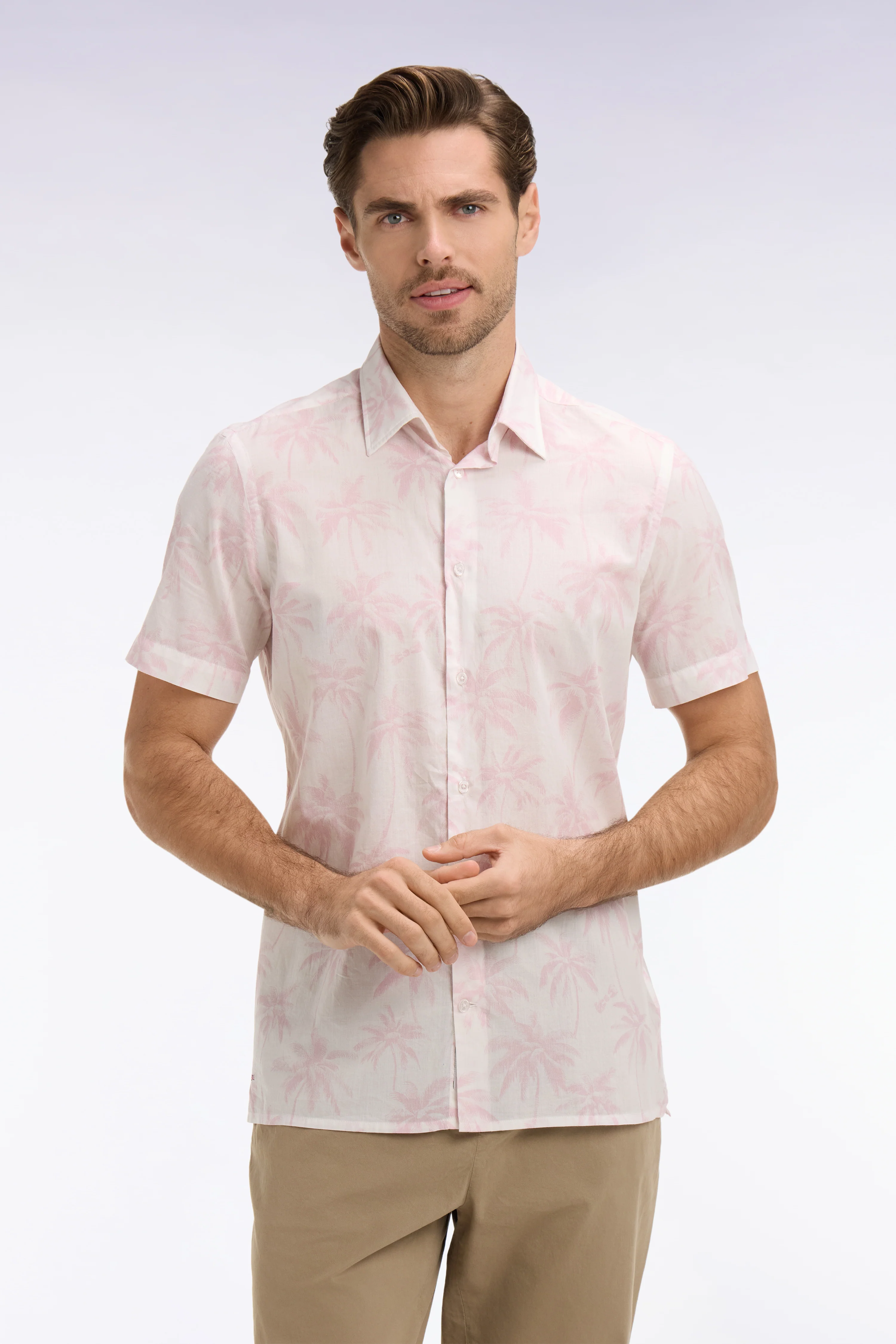 Chemise à manches courtes en coton rose imprimé palmiers coupe slim - Image 3