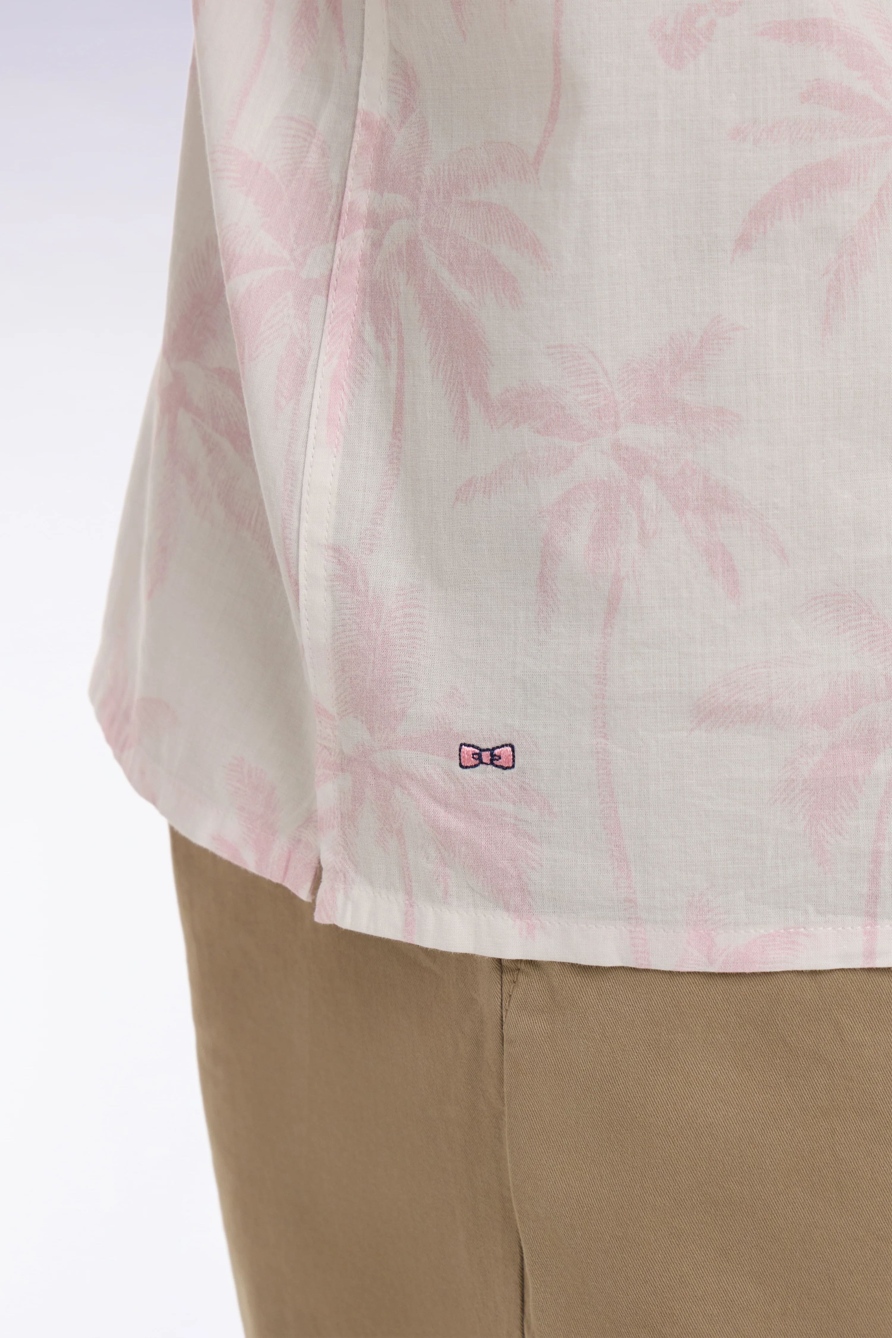 Chemise à manches courtes en coton rose imprimé palmiers coupe slim - Image 4
