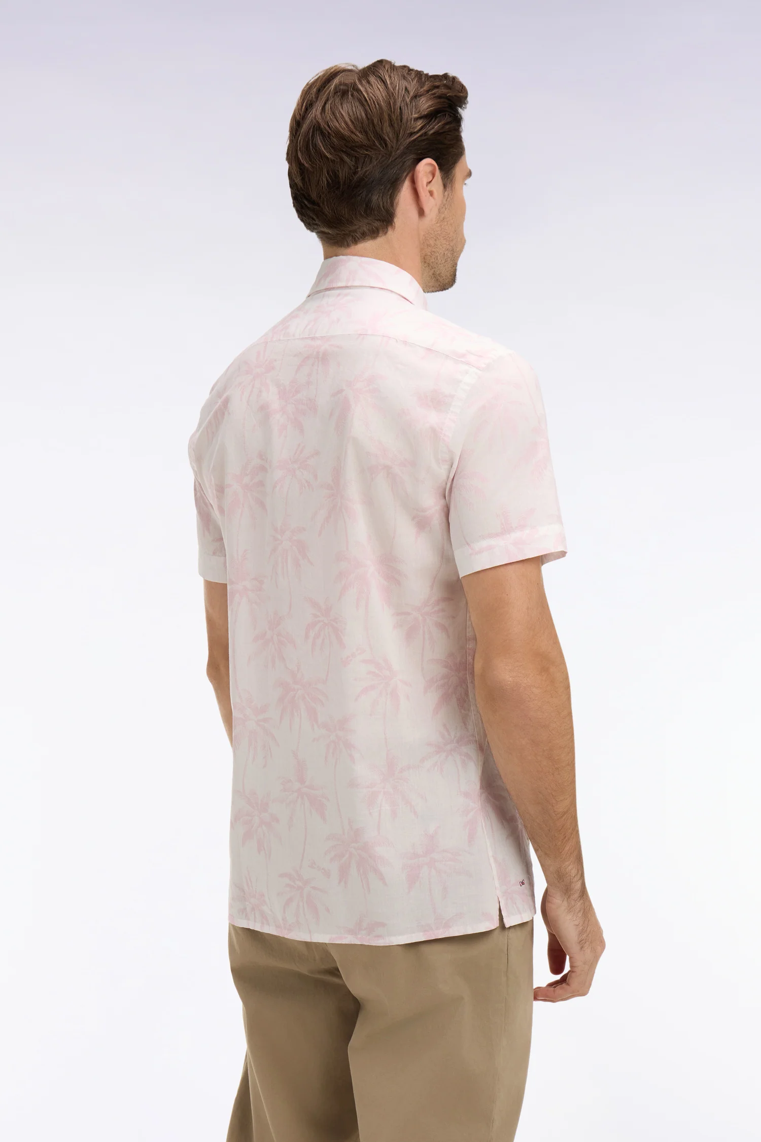 Chemise à manches courtes en coton rose imprimé palmiers coupe slim - Image 5