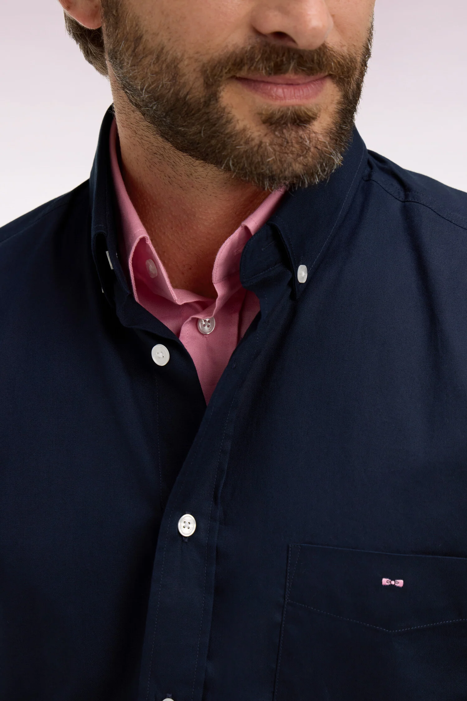 Chemise en coton pinpoint marine détails roses - Image 4