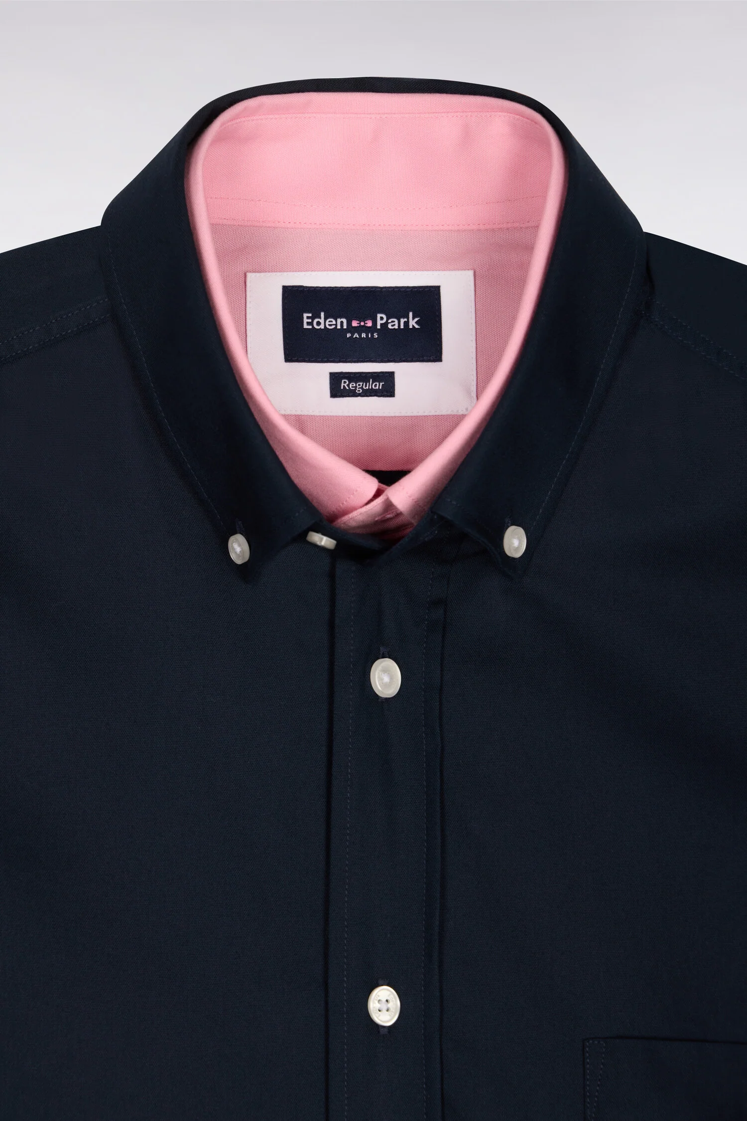 Chemise en coton pinpoint marine détails roses - Image 6