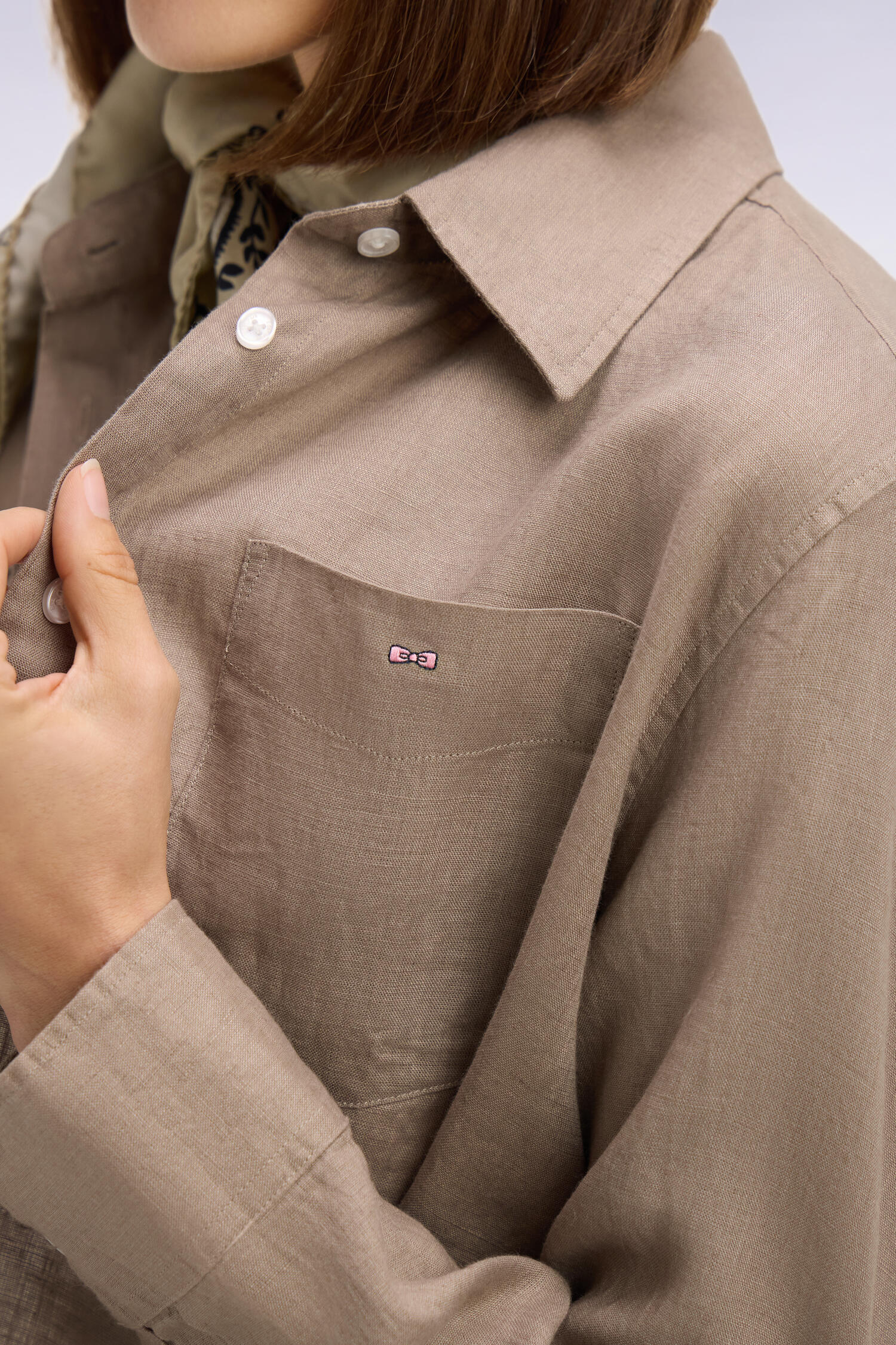 Chemise en lin beige à poches plaquées - Image 4