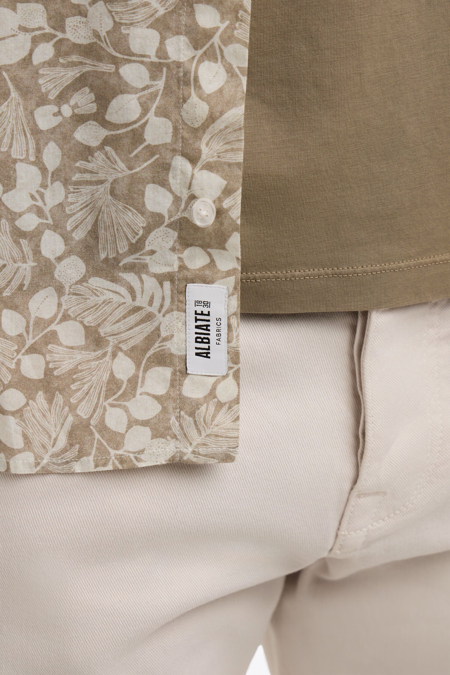 Chemise en popeline de coton beige à micromotifs végétal coupe slim - Image 4
