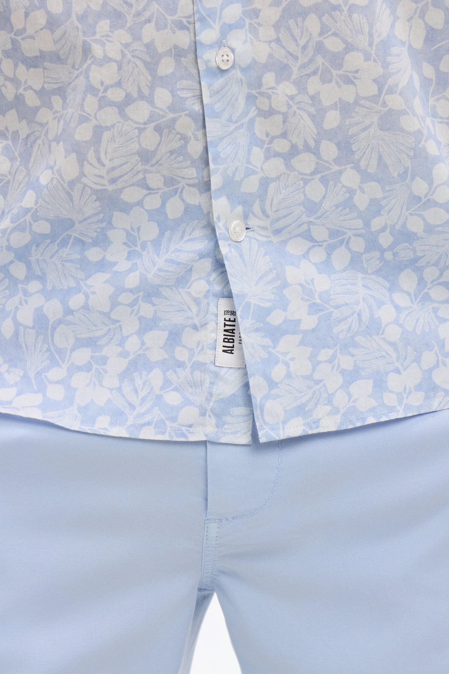 Chemise en popeline de coton bleu ciel à micromotifs végétal coupe slim - Image 4