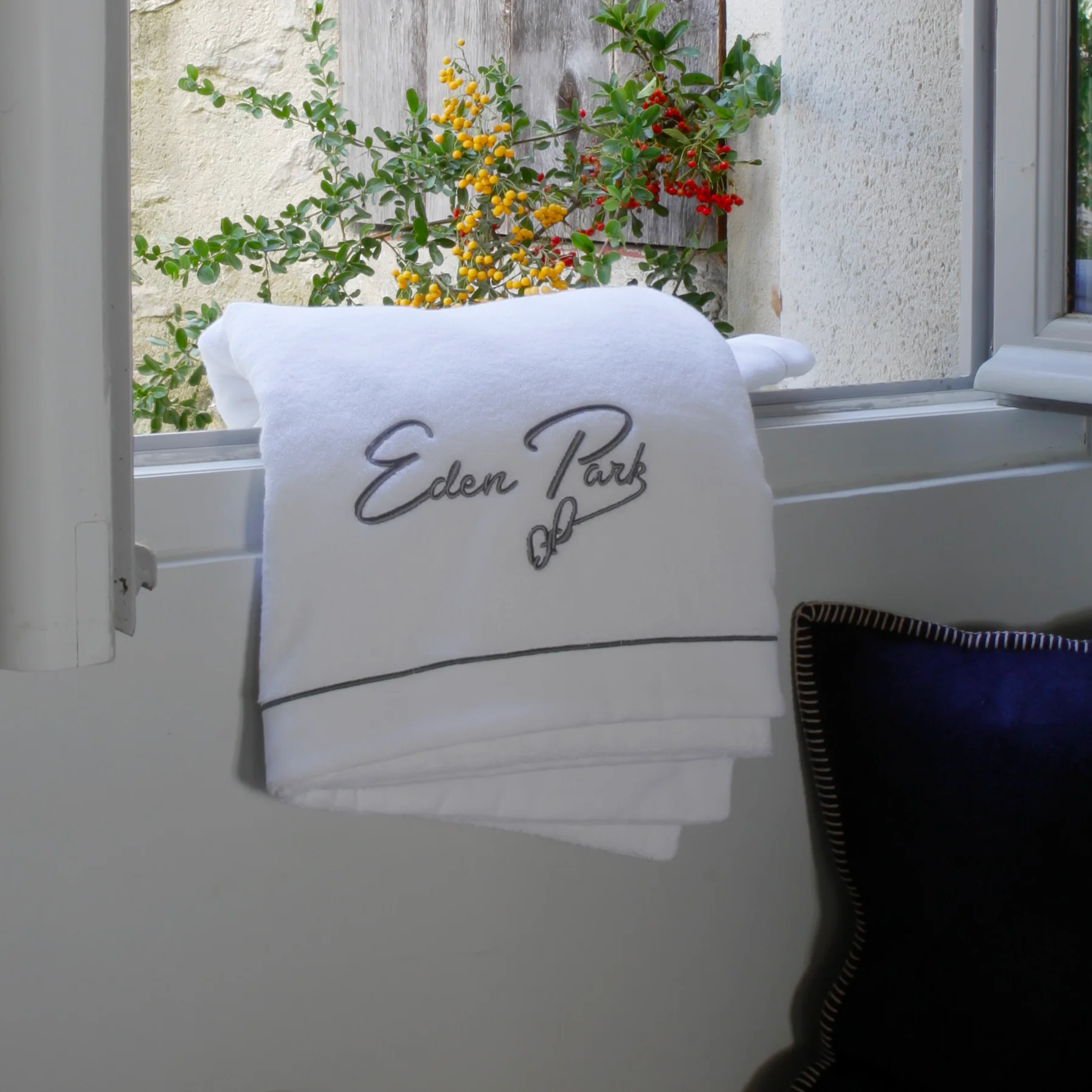 Grande serviette de bain Ă broderie blanche