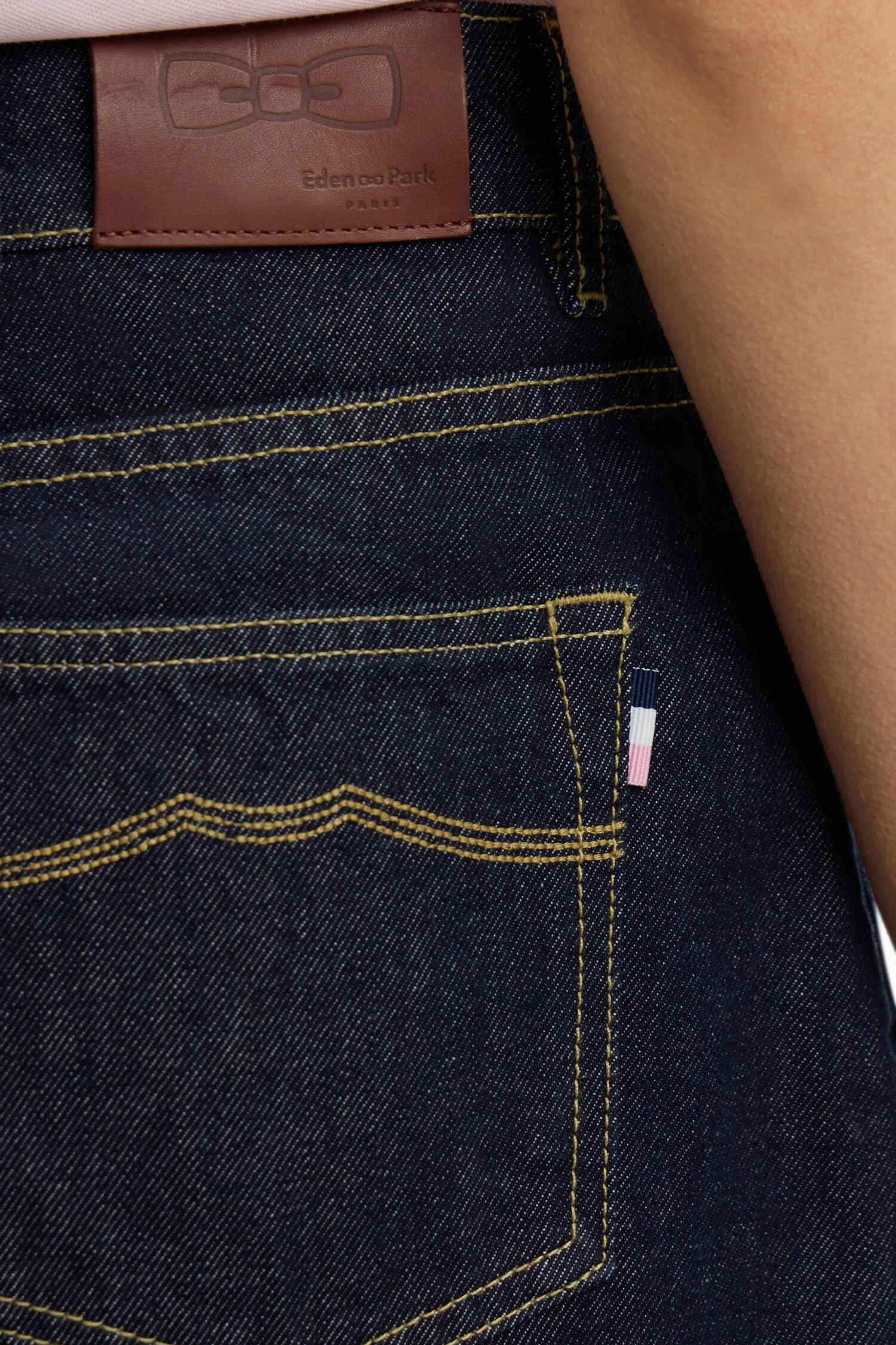 Jupe courte droite en denim brut - Image 4