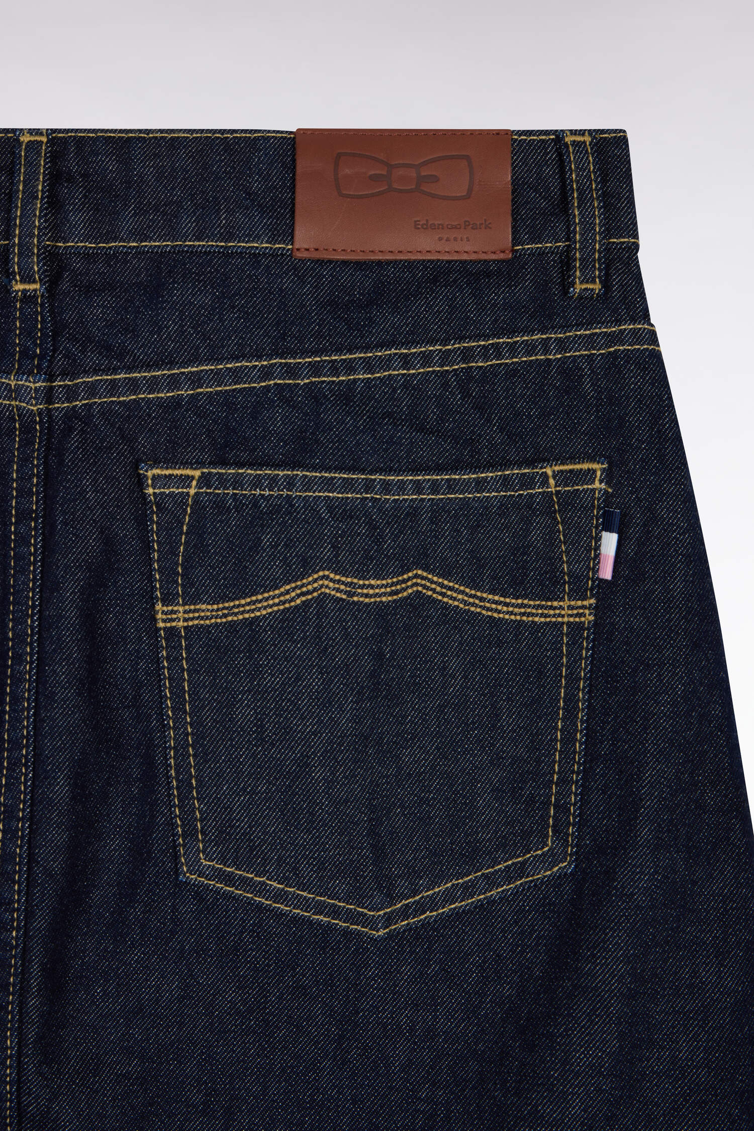 Jupe courte droite en denim brut - Image 6