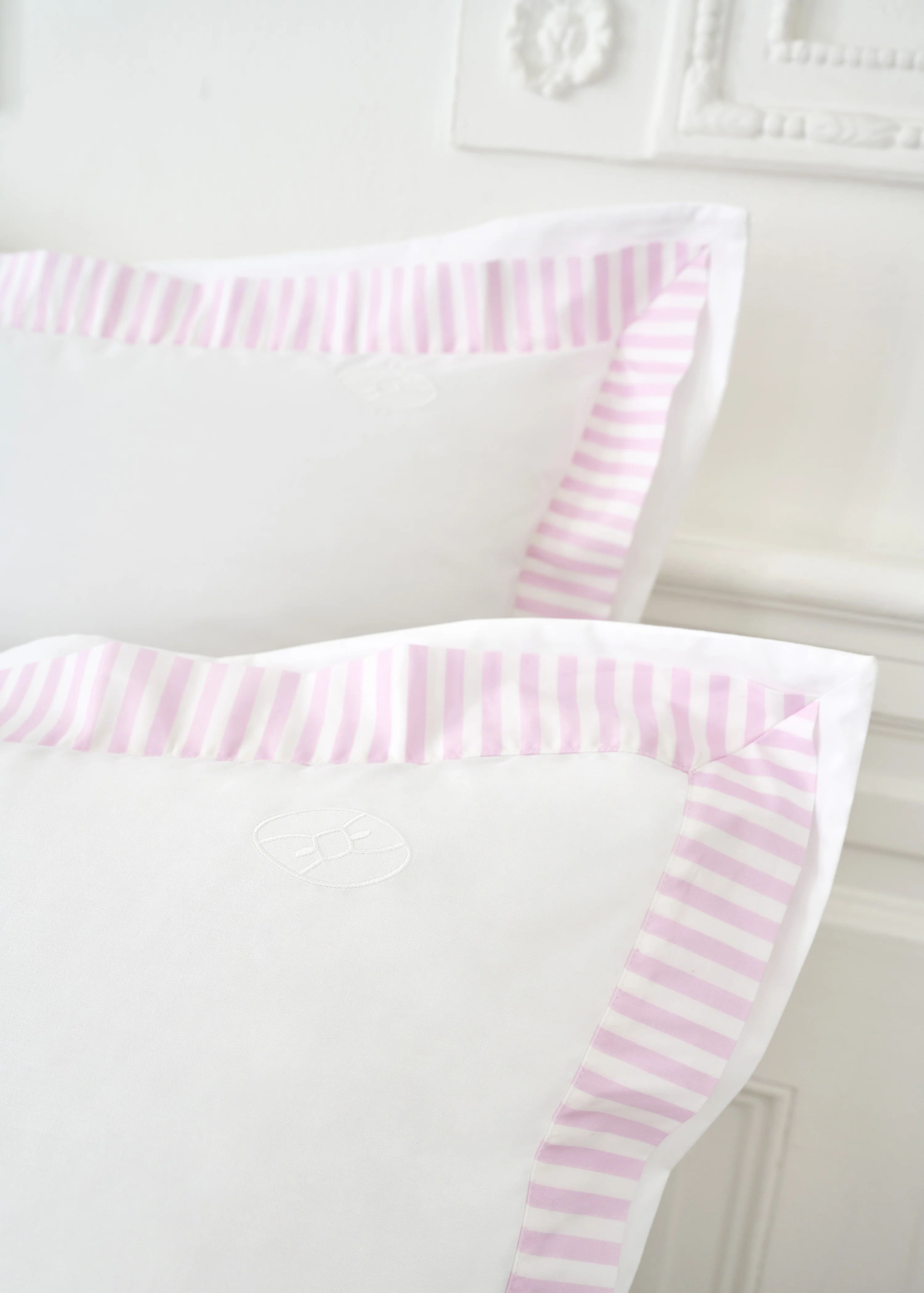 Lot de taies d'oreillers rectangulaires en coton blanc à bordure rose rayée - Image 2
