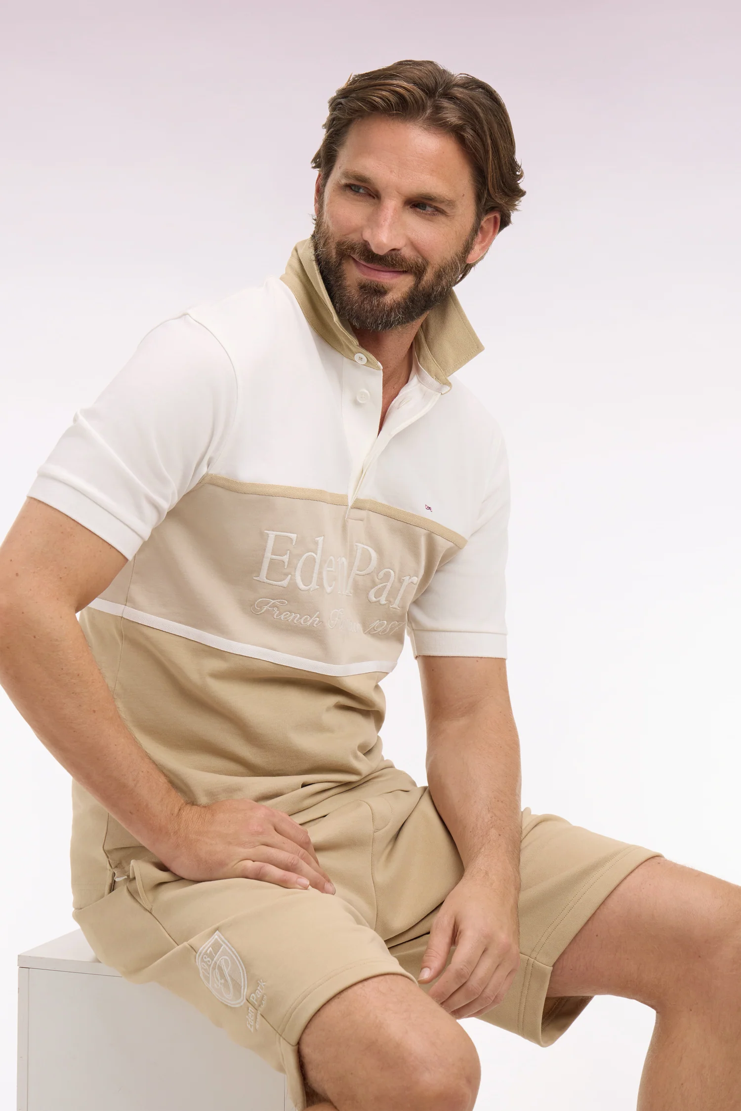 Maillot à manches courtes beige à découpes et broderie coupe regular