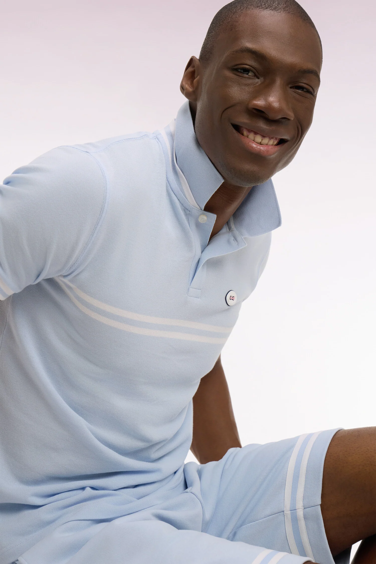 Polo à manches courtes en coton bleu ciel à rayures blanches coupe regular