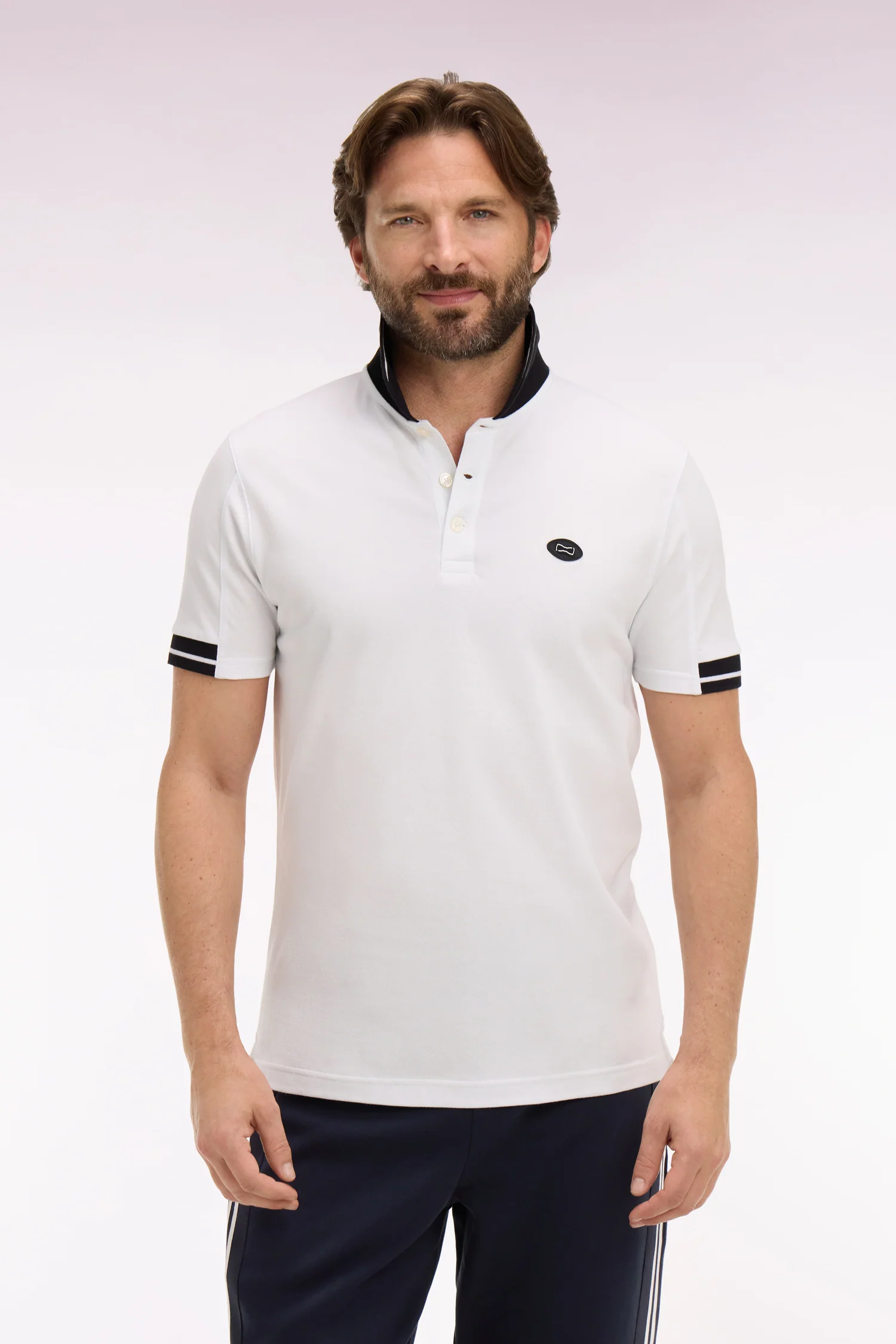 Polo à manches courtes en piqué coton blanc à détails marine - Image 3