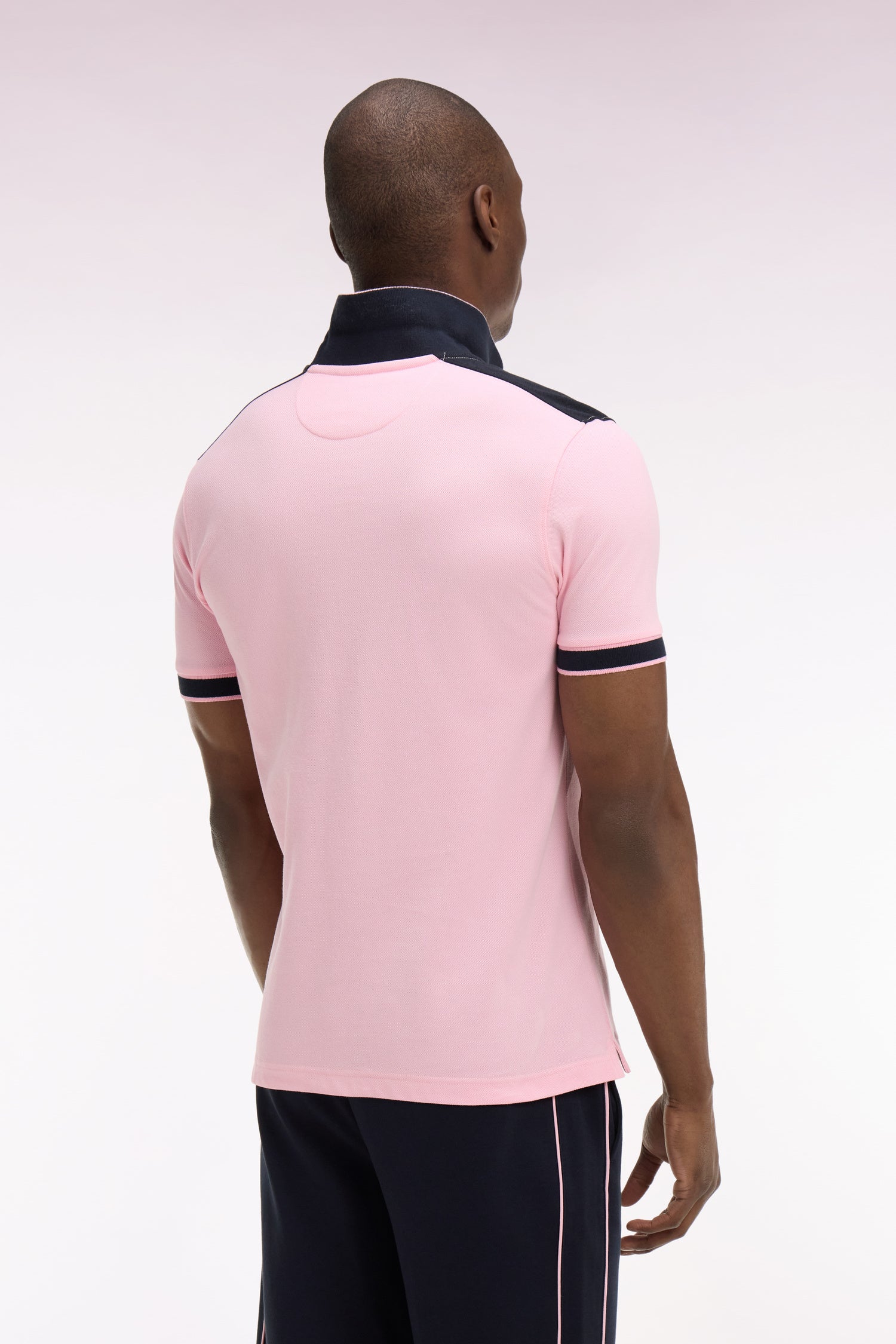 Polo à manches courtes en piqué coton rose à découpes marine - Image 5