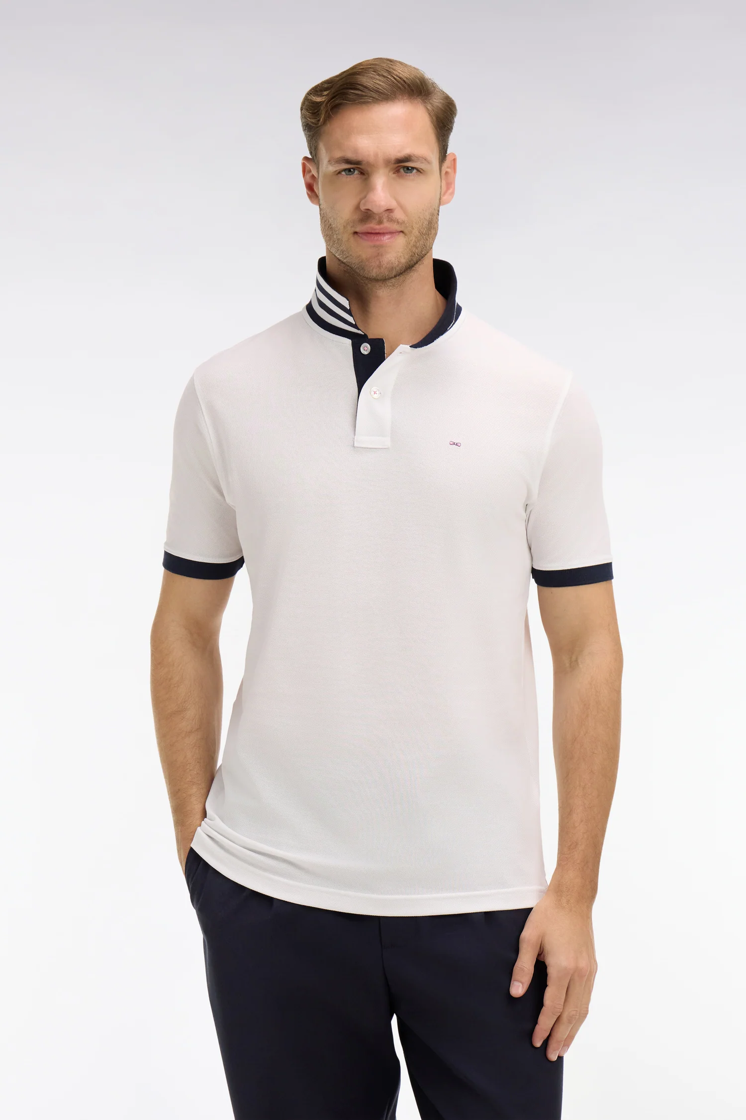 Polo blanc en coton pima avec détails contrastés - Image 3