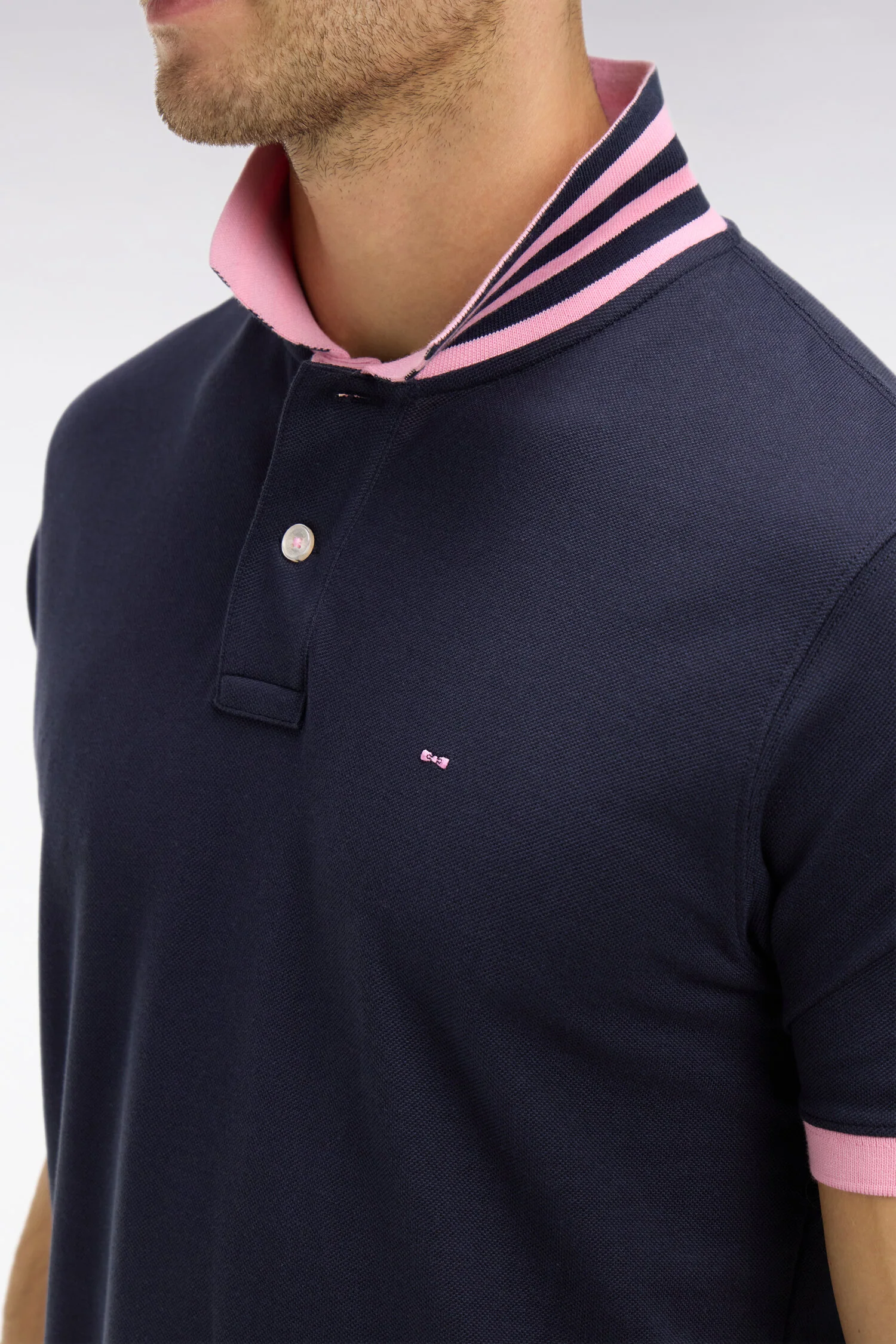 Polo bleu marine en coton pima avec détails contrastés - Image 4