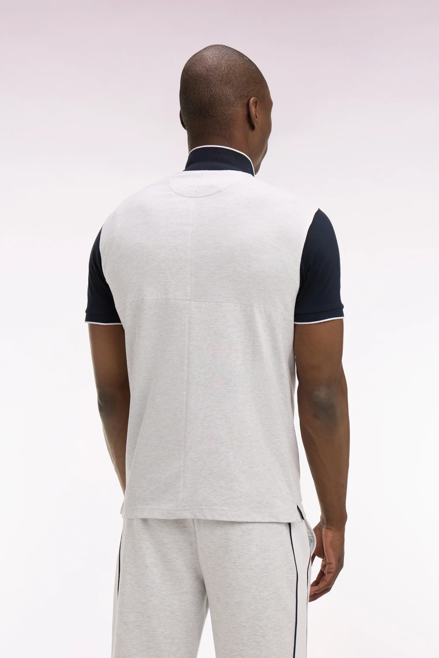 Polo manches courtes bicolore en coton gris clair à découpes coupe regular - Image 5