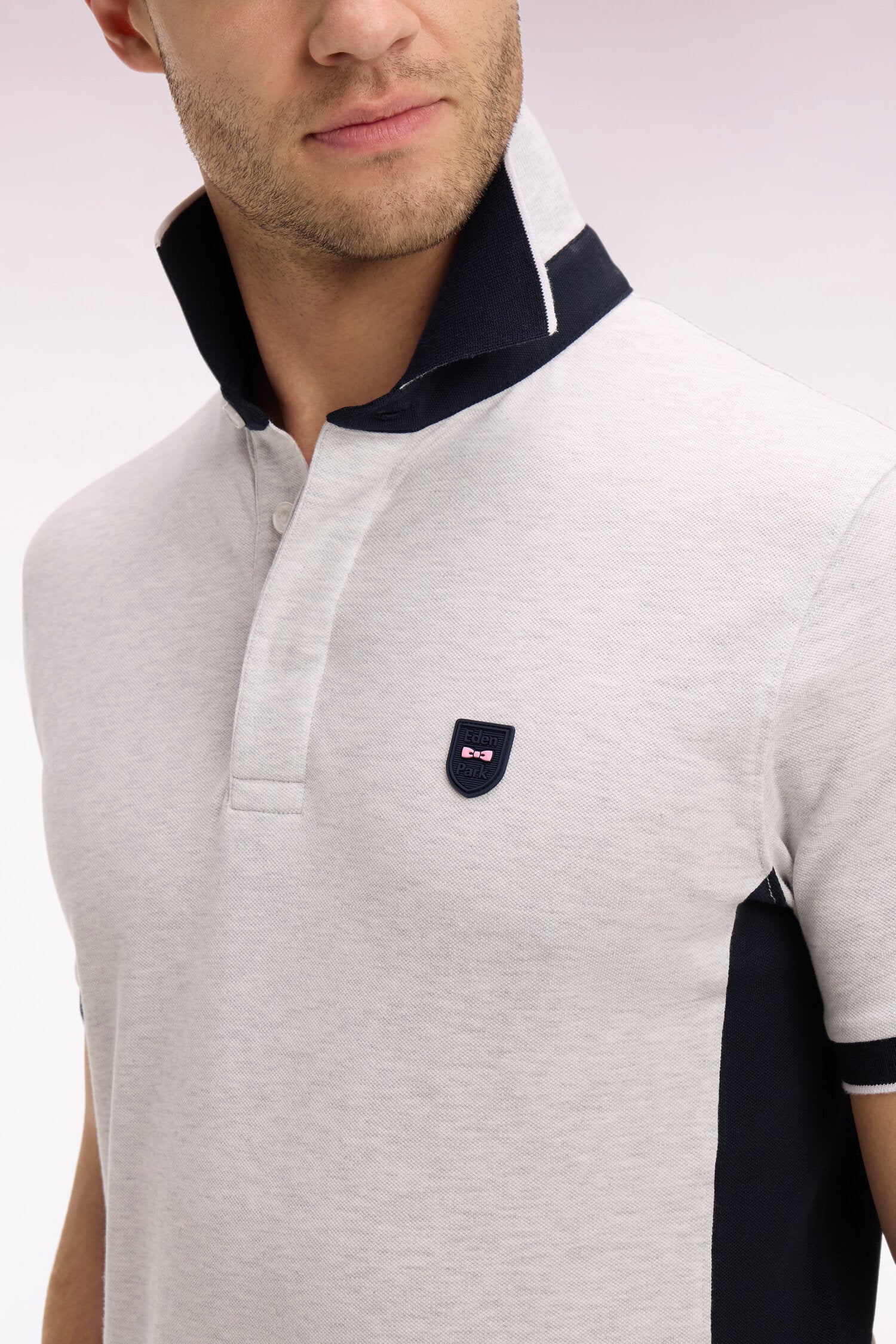 Polo manches courtes en coton gris clair et découpes marine coupe slim - Image 4