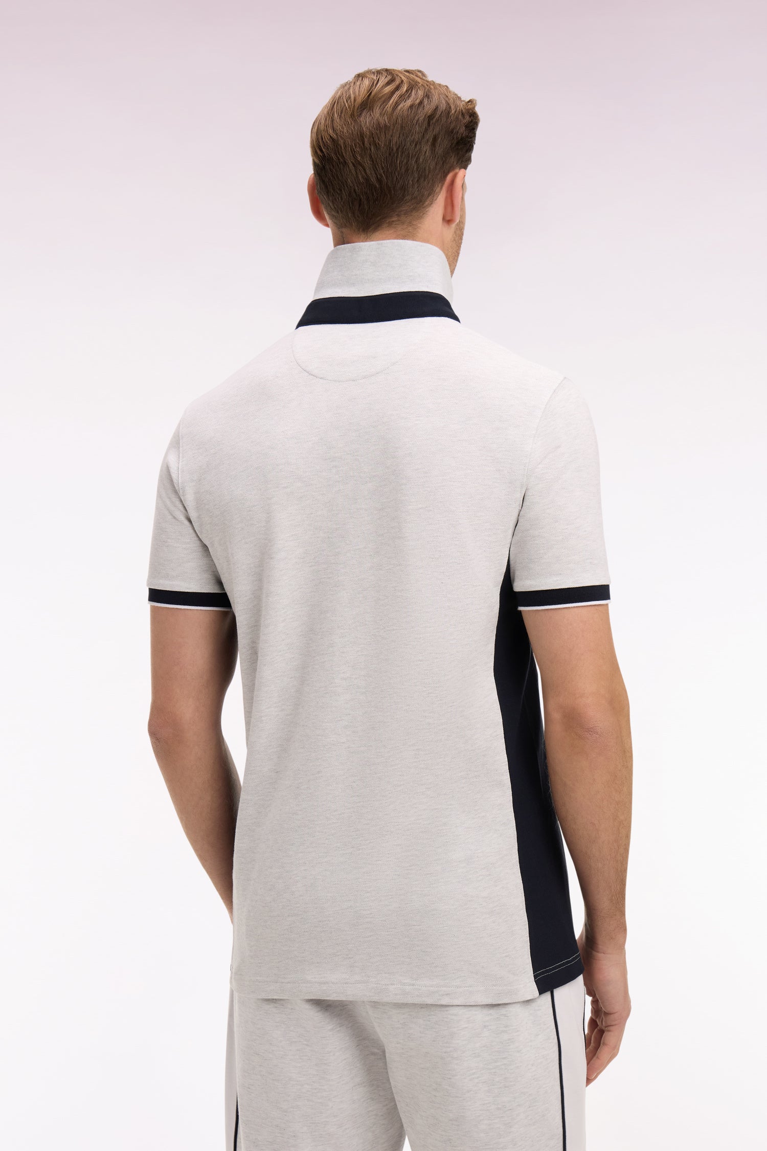 Polo manches courtes en coton gris clair et découpes marine coupe slim - Image 5