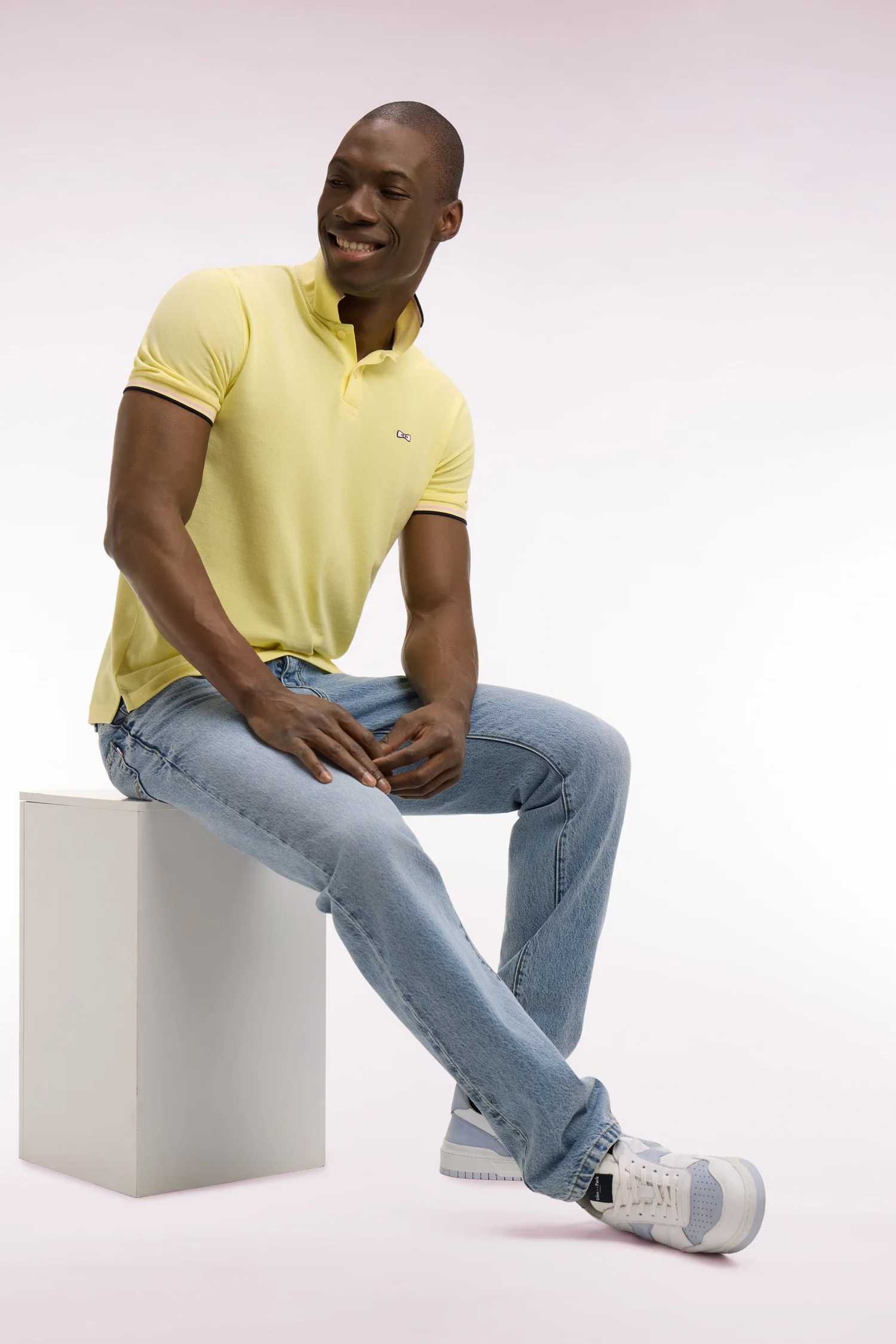 Polo manches courtes en coton jaune détails rayés coupe regular