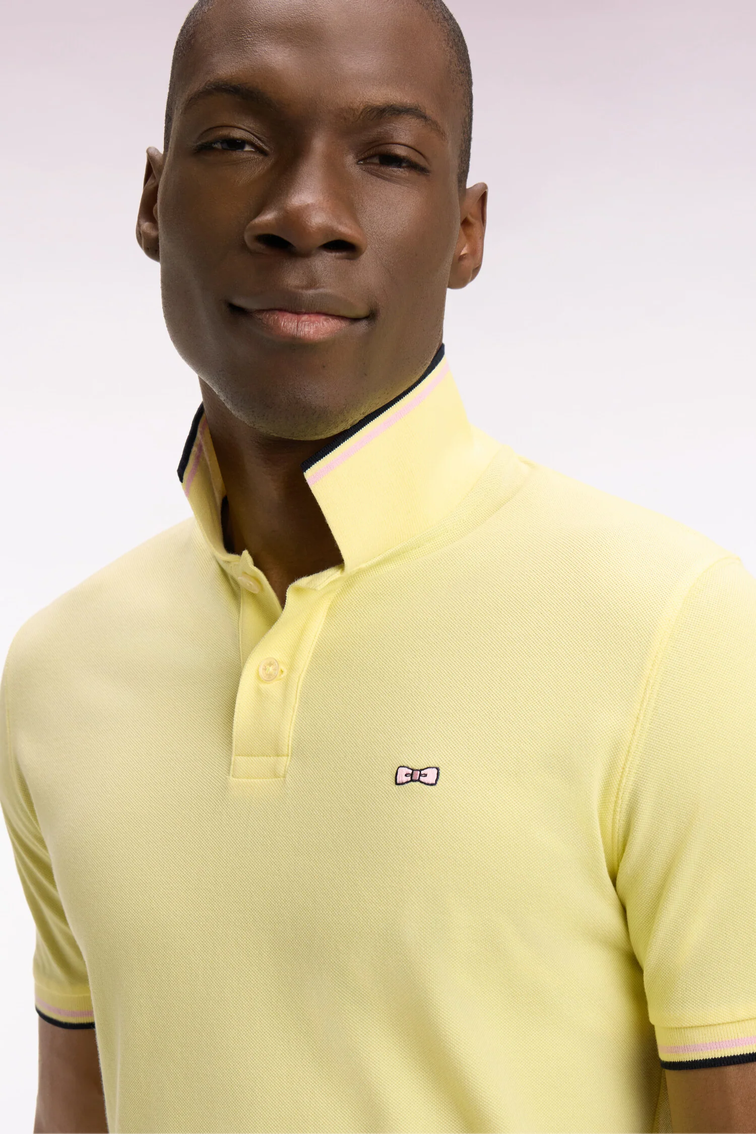 Polo manches courtes en coton jaune détails rayés coupe regular - Image 4