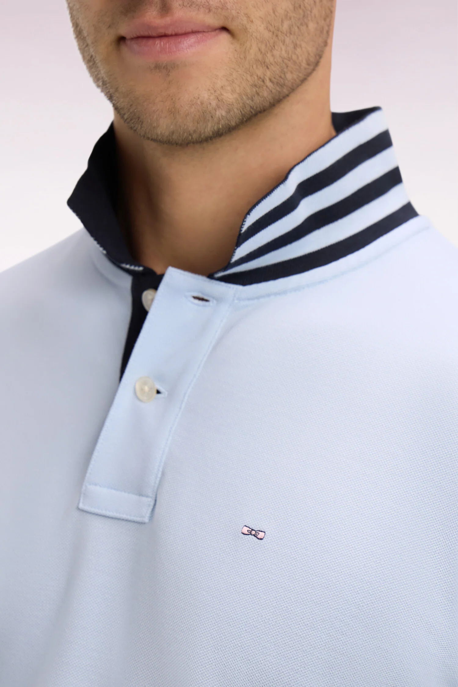 Polo manches courtes en piqué coton ciel dessous de col rayé coupe slim - Image 4