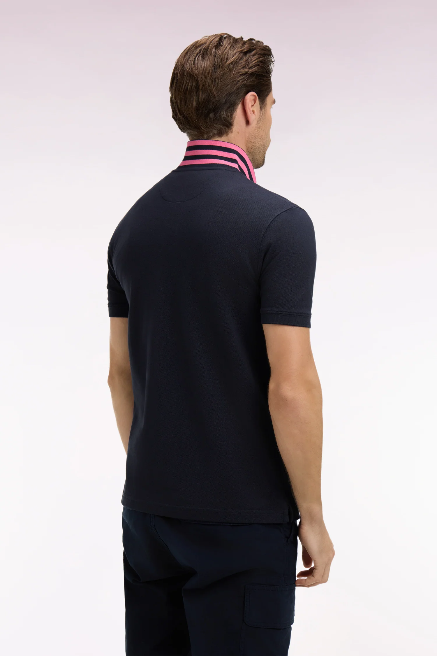 Polo manches courtes en piqué coton marine dessous de col rayé coupe slim - Image 5