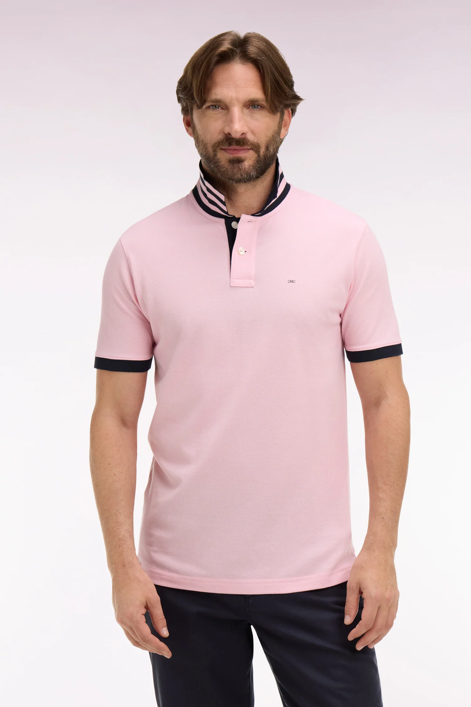 Polo manches courtes en piqué coton rose clair dessous de col rayé coupe slim - Image 3