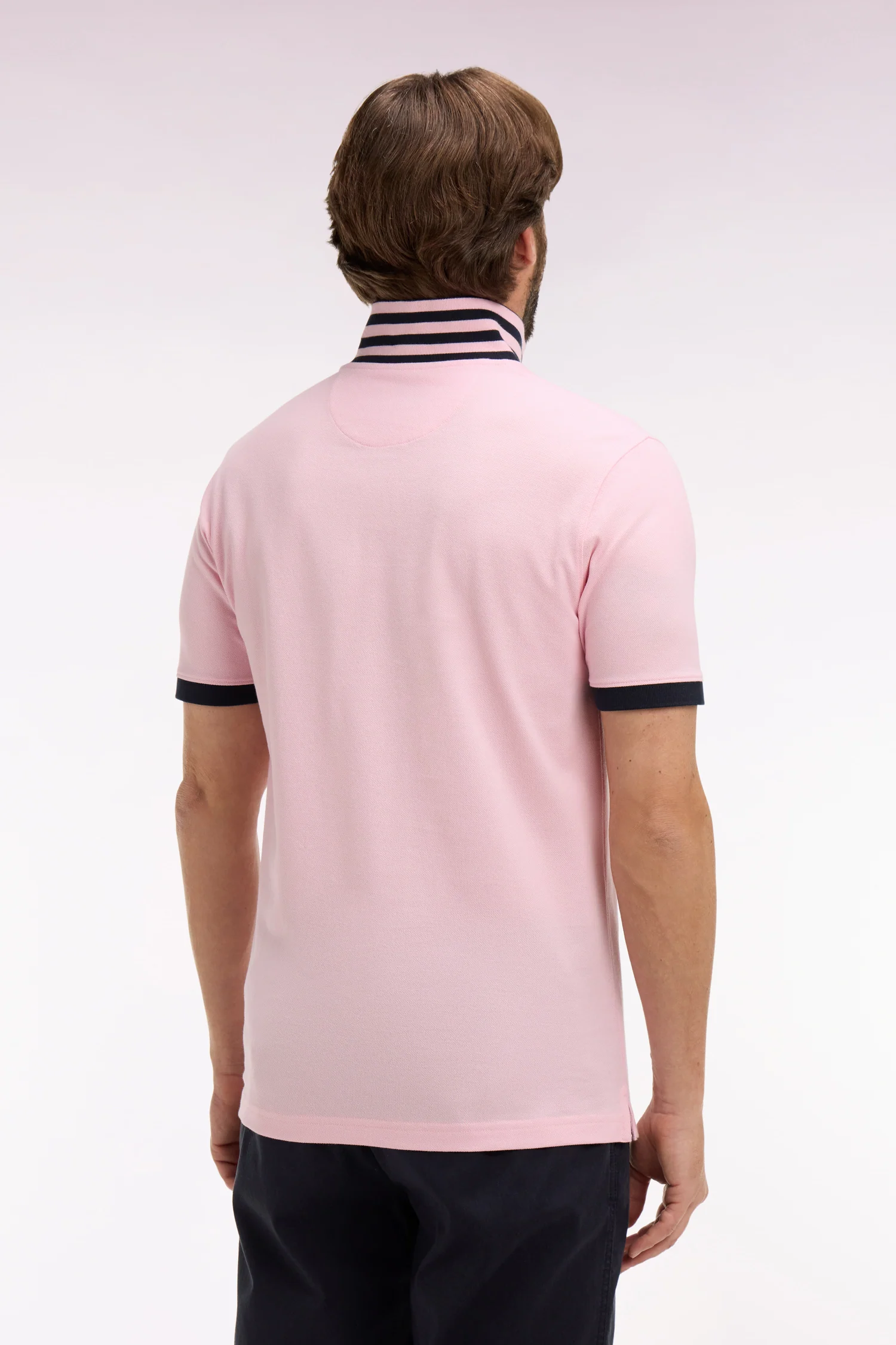 Polo manches courtes en piqué coton rose clair dessous de col rayé coupe slim - Image 5