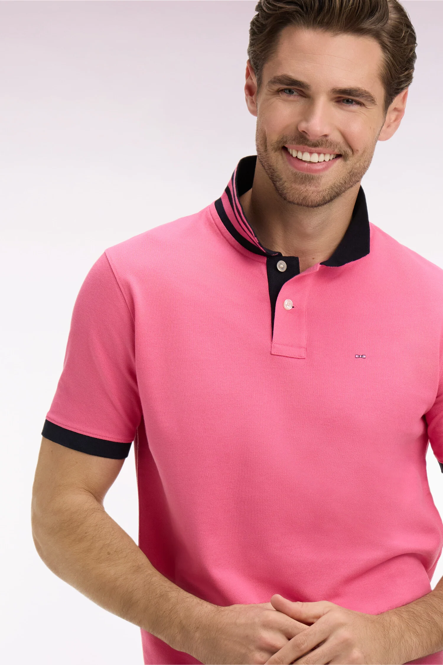 Polo manches courtes en piqué coton rose dessous de col rayé coupe slim