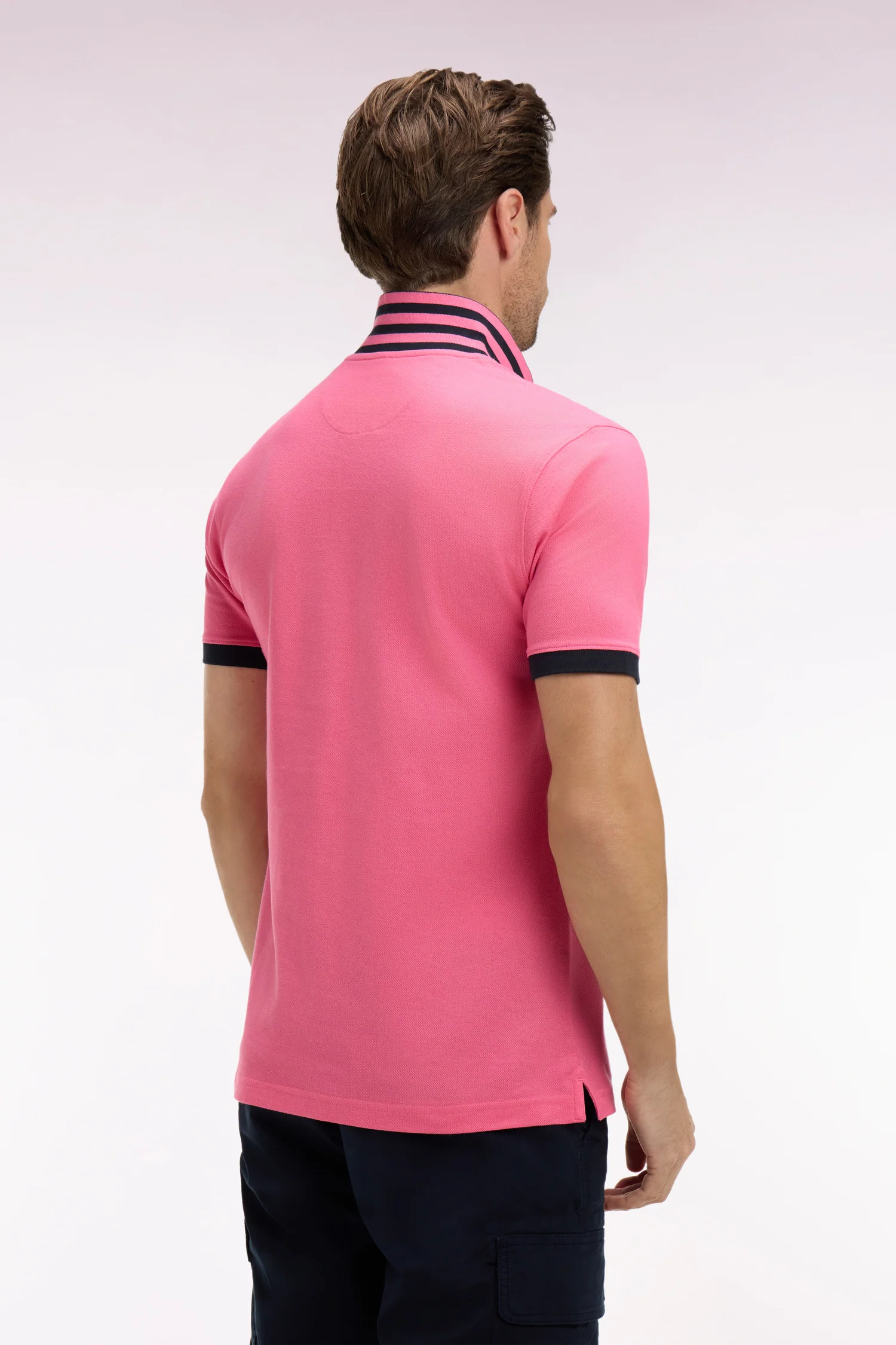 Polo manches courtes en piqué coton rose dessous de col rayé coupe slim - Image 5