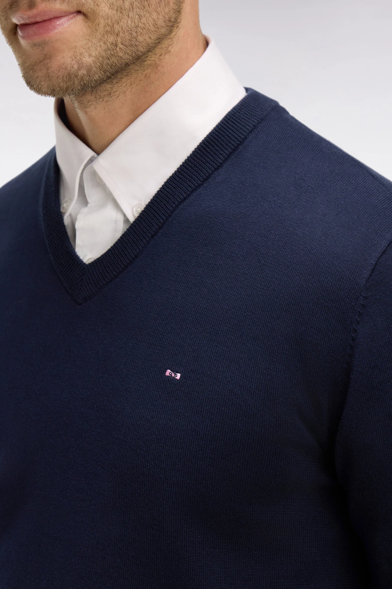 Pull bleu marine à col V en coton - Image 4
