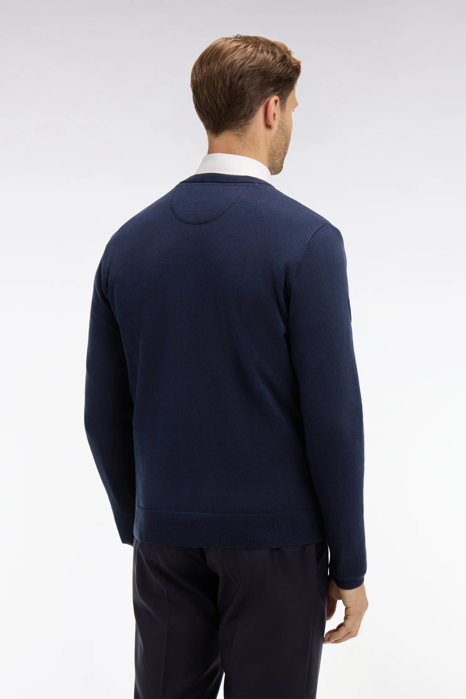 Pull bleu marine à col V en coton - Image 5