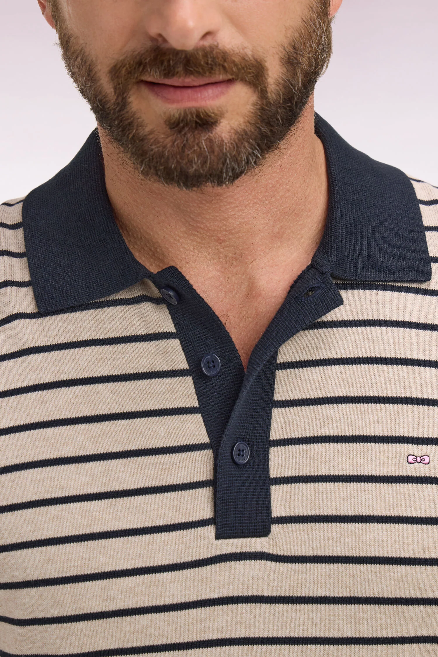 Pull manches courtes à col polo en coton beige rayé - Image 4