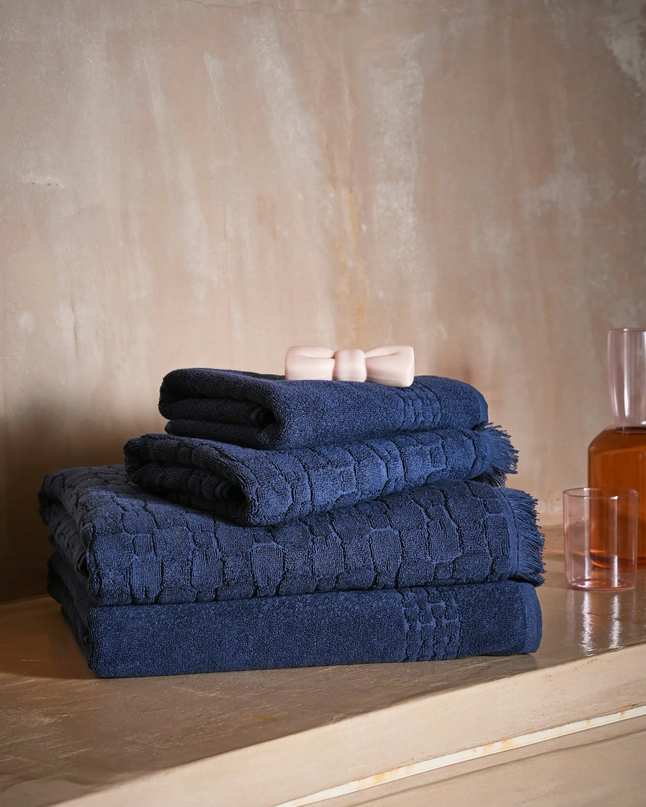 Serviette de toilette en coton marine à micromotifs nœuds papillon