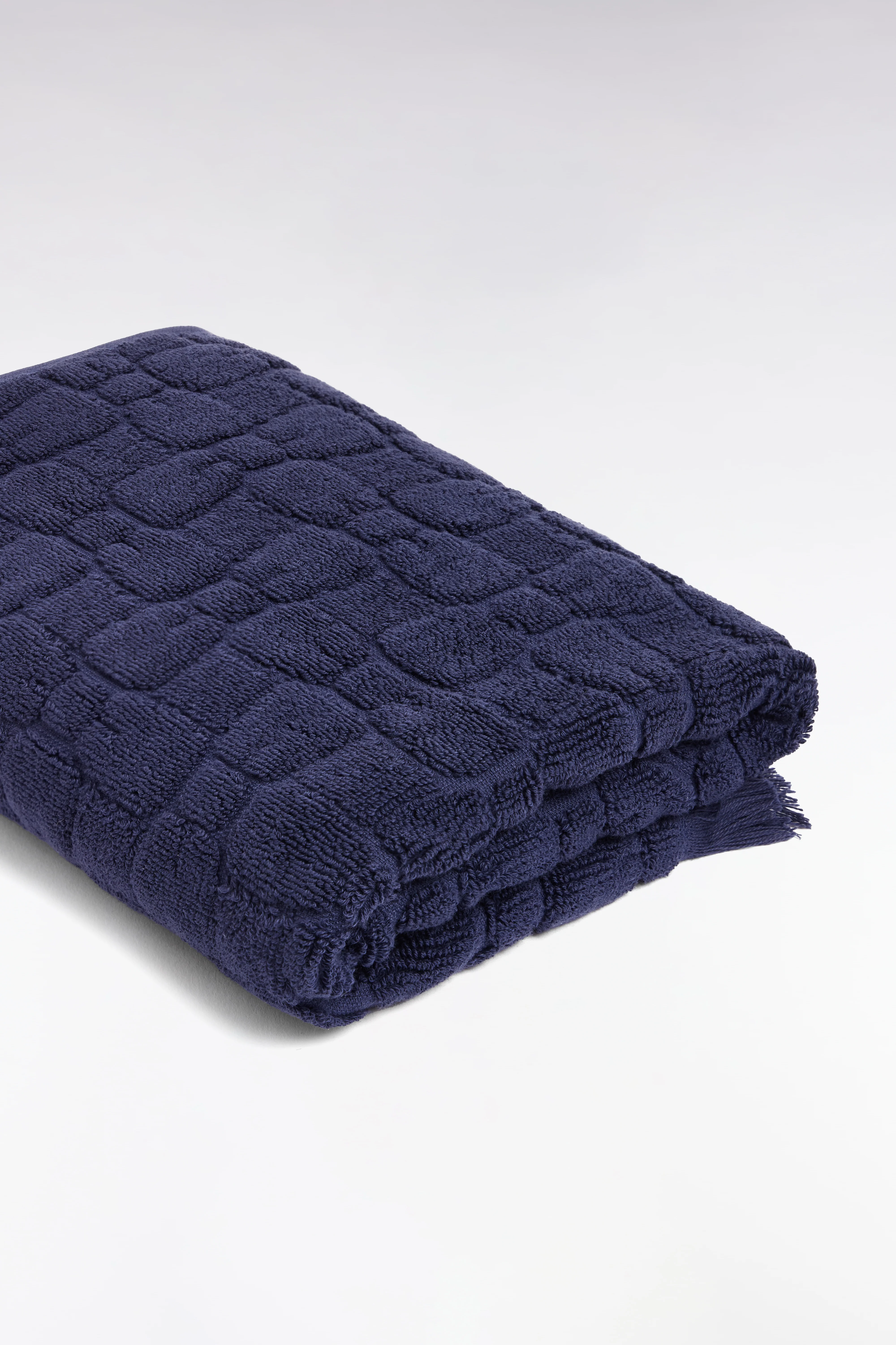 Serviette de toilette en coton marine à micromotifs nœuds papillon - Image 4