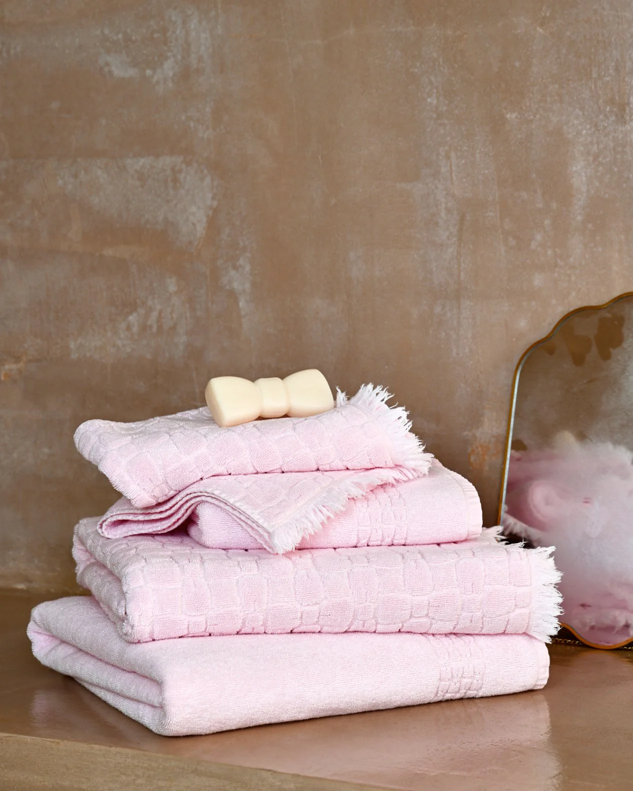 Serviette de toilette en coton rose à micromotifs nœuds papillon
