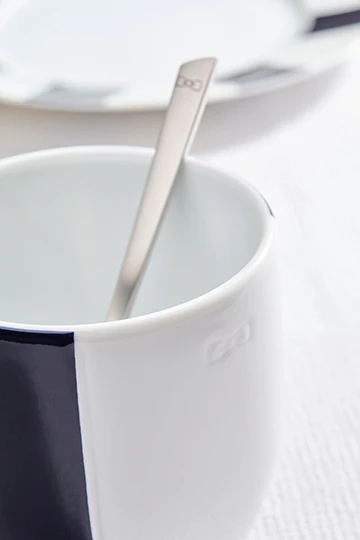 Set de deux mugs en porcelaine de Limoges blanche intérieur émaillé bleu - Image 3