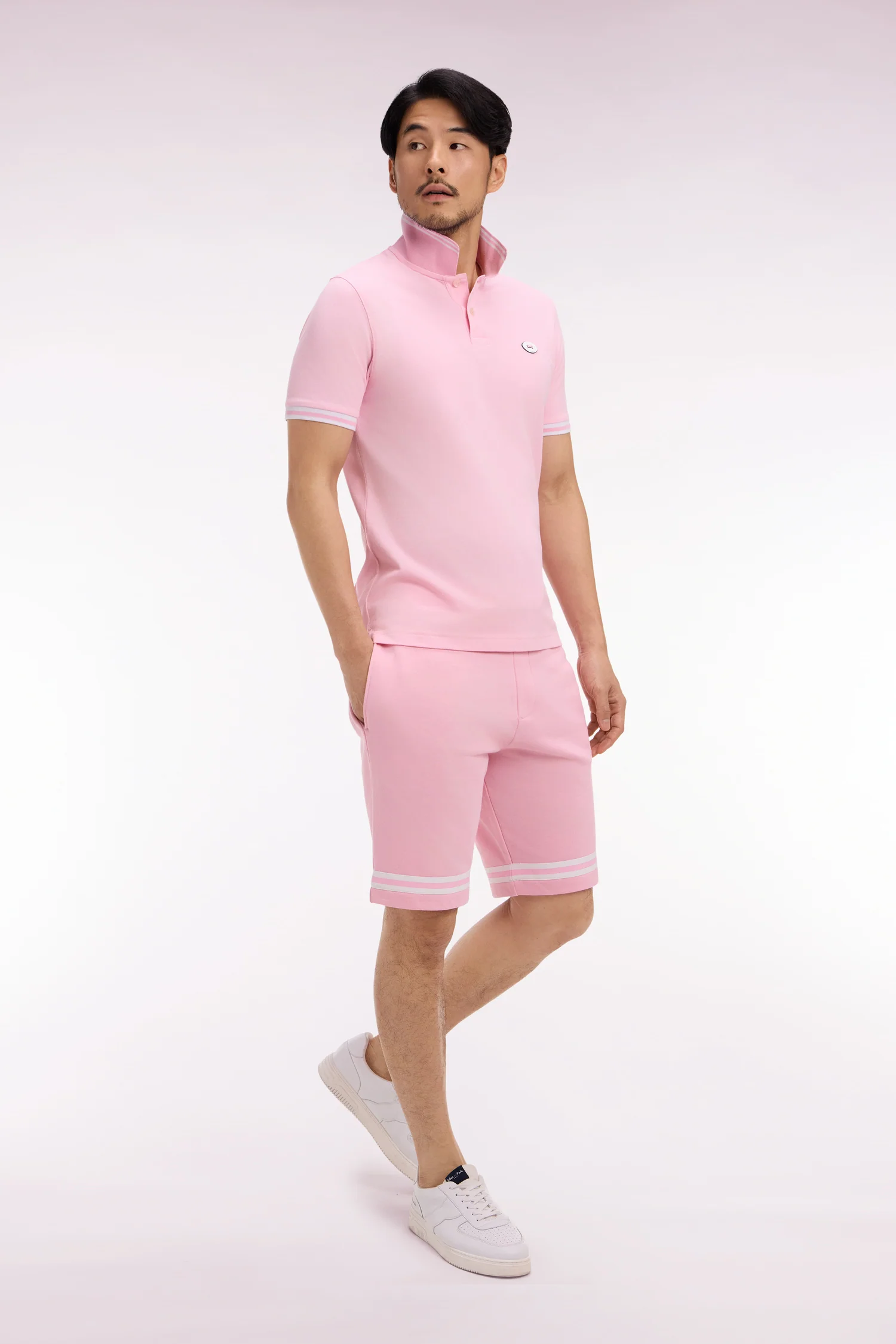 Short en molleton rose à bordures de jambe rayées