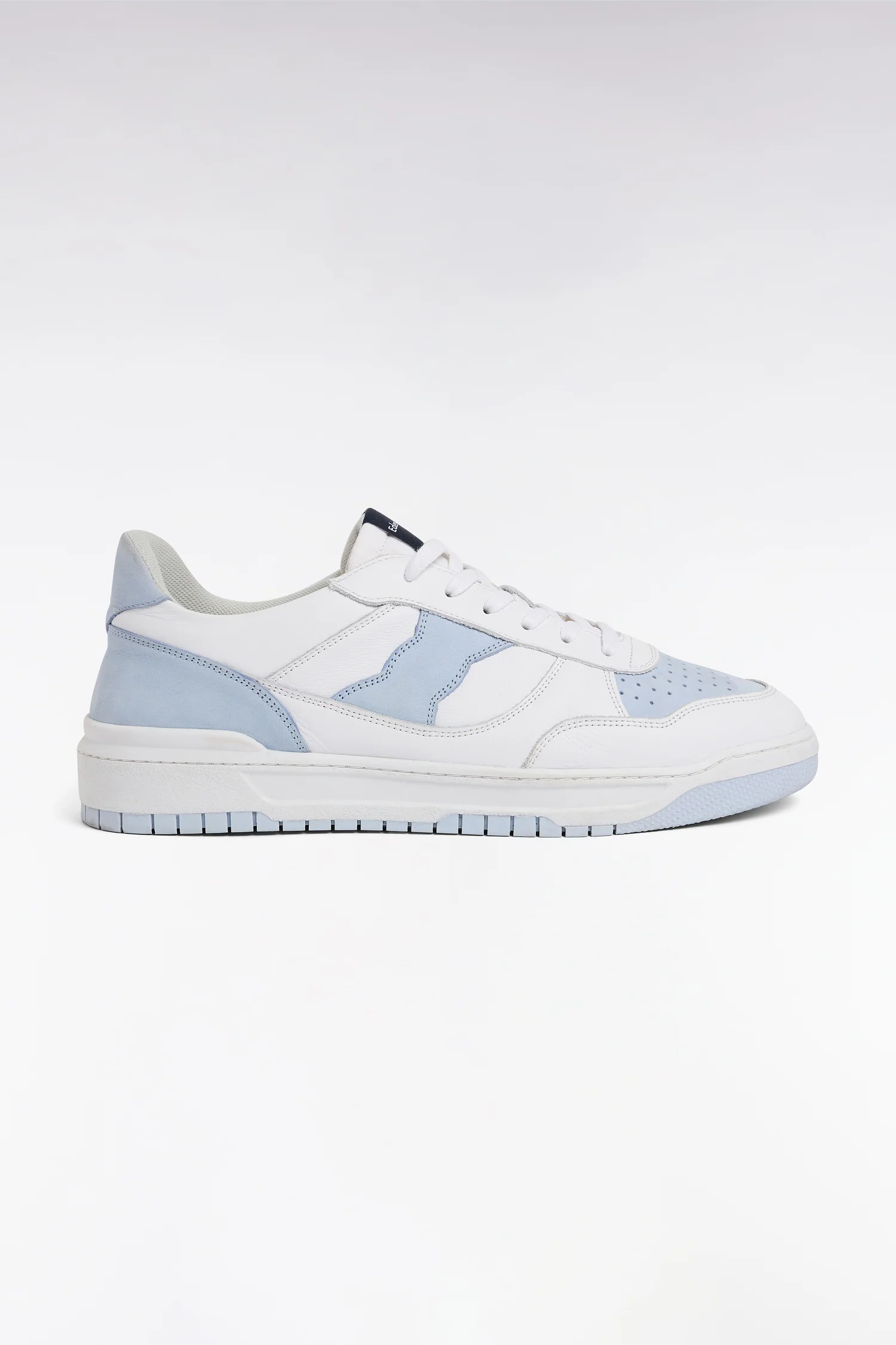 Sneakers bicolores en cuir lisse blanc et cuir suédé bleu ciel