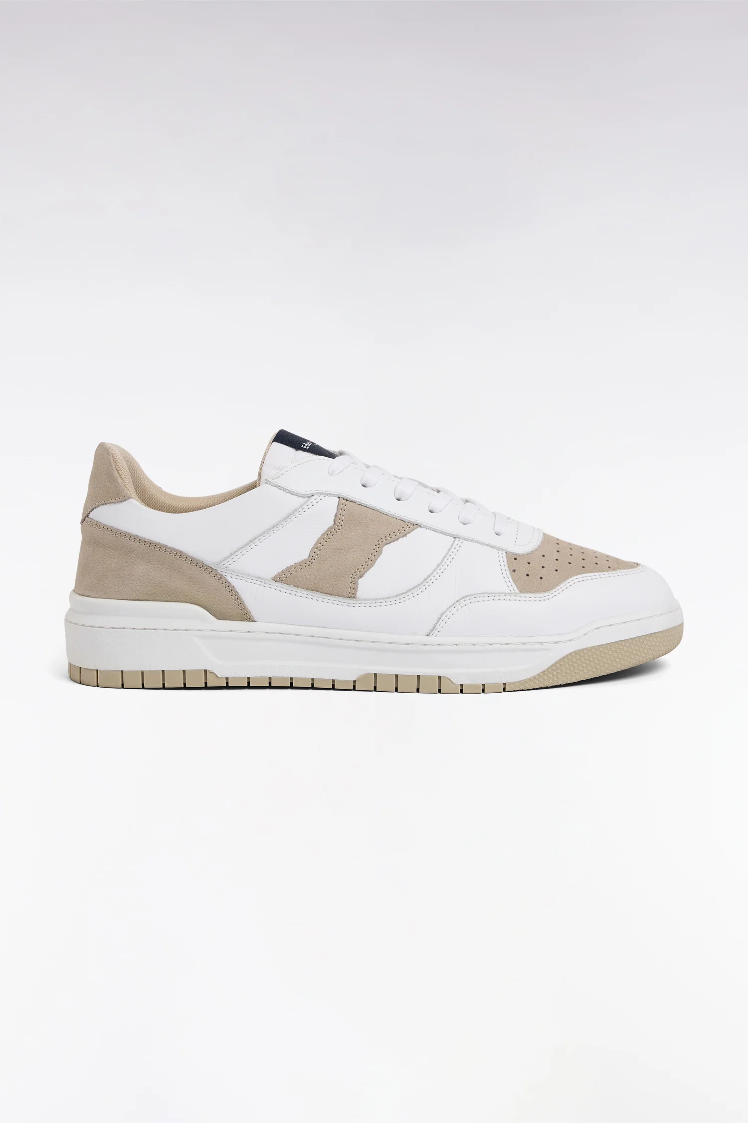 Sneakers bicolores en cuir lisse blanc et cuir suédé beige