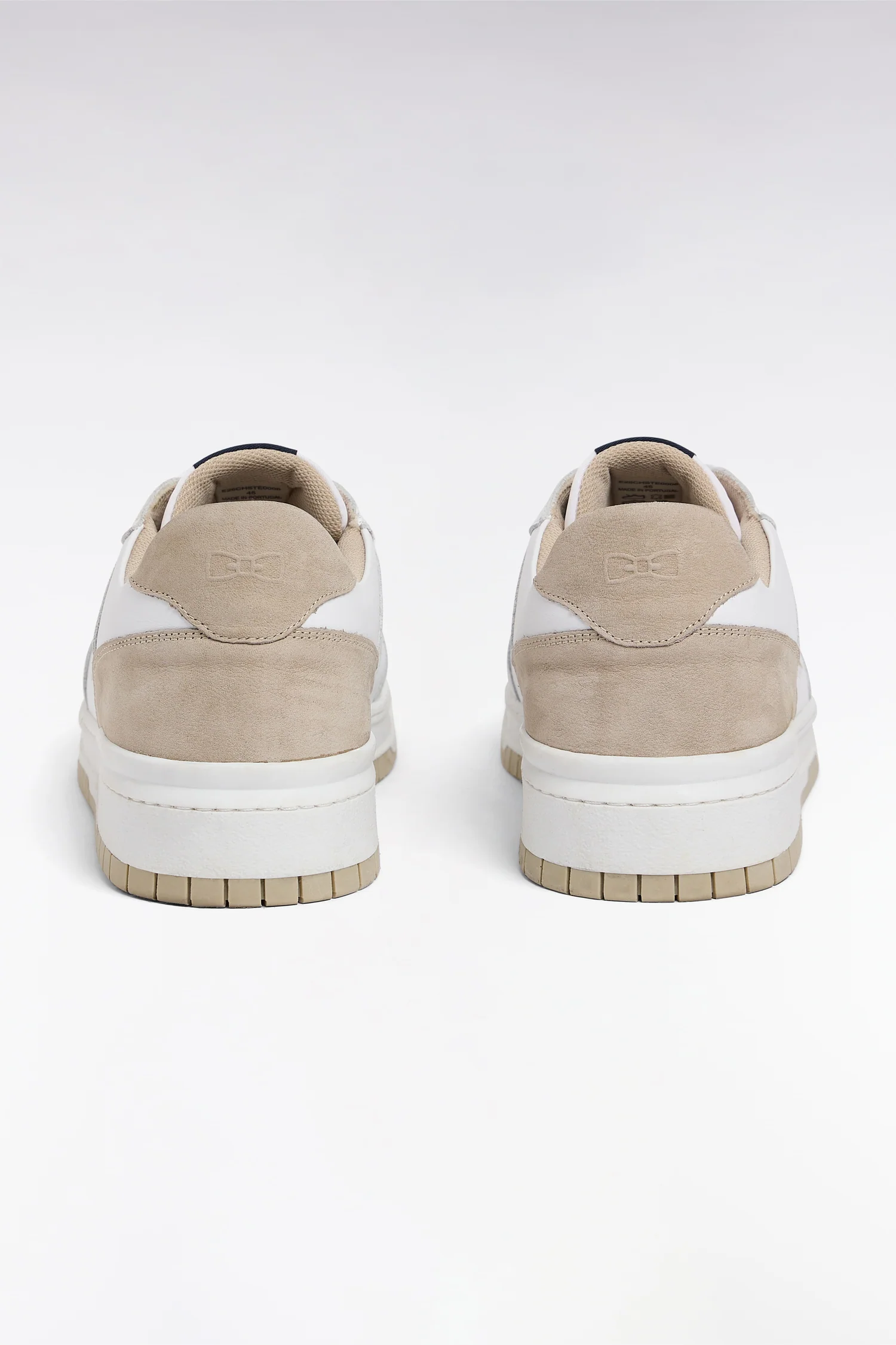 Sneakers bicolores en cuir lisse blanc et cuir suédé beige - Image 2