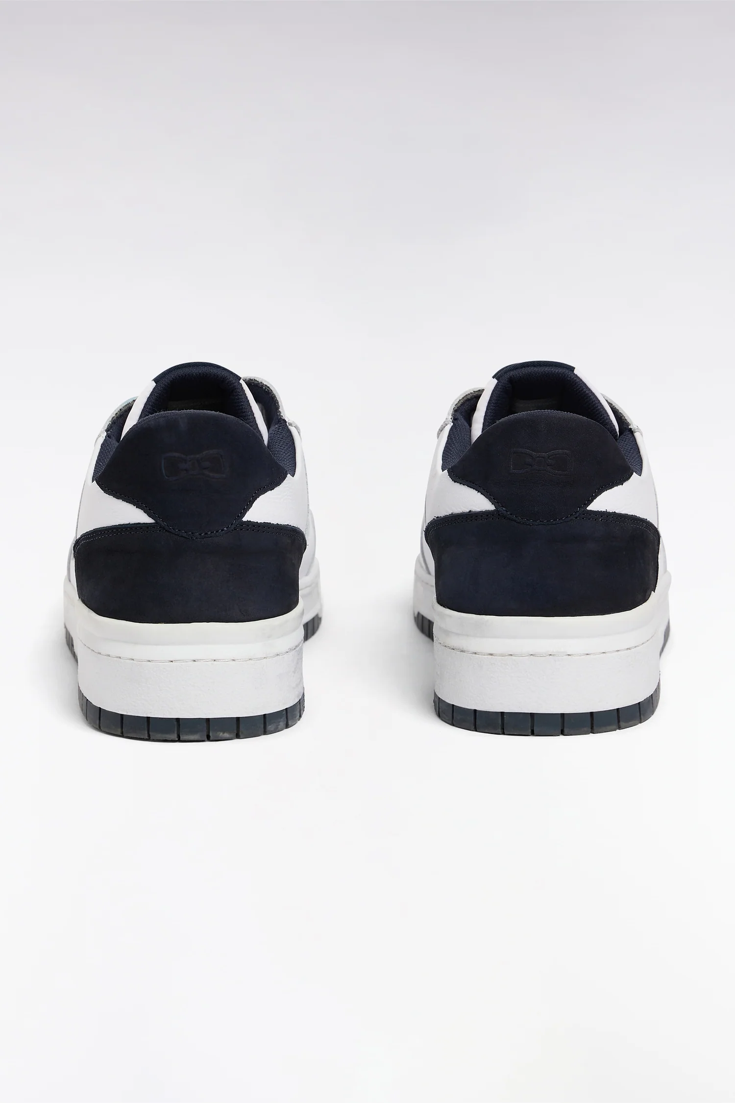Sneakers bicolores en cuir lisse blanc et cuir suédé marine - Image 2