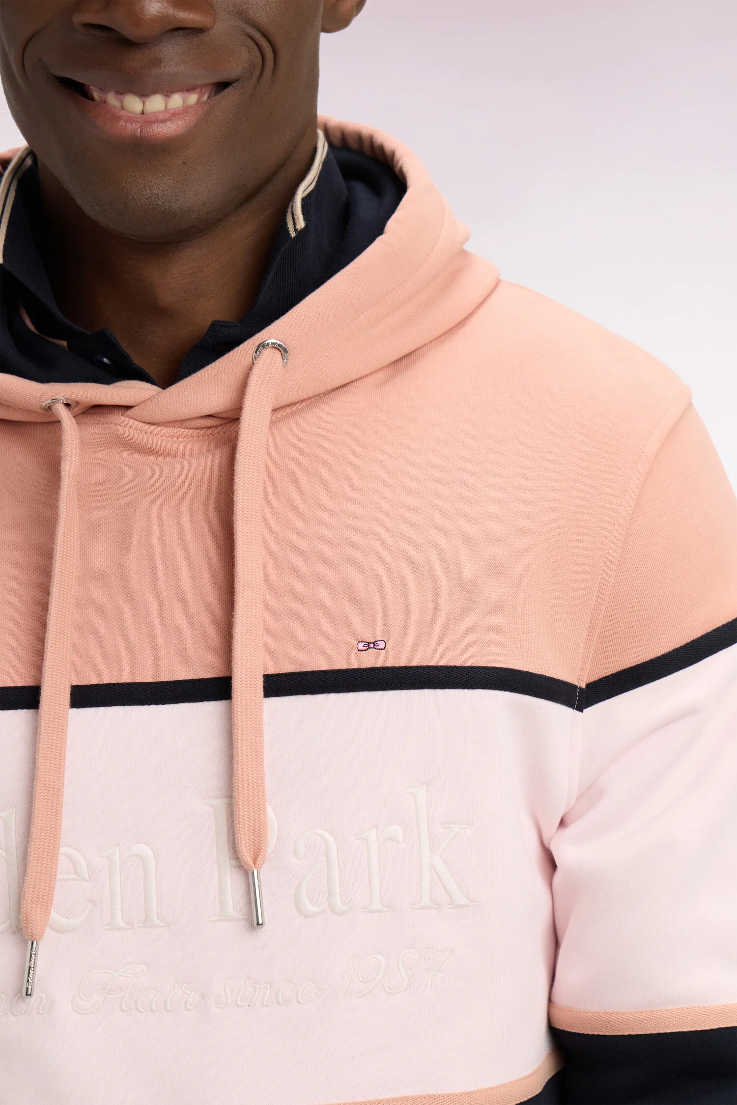 Sweatshirt à capuche rose à découpes pastel brodées coupe regular - Image 4