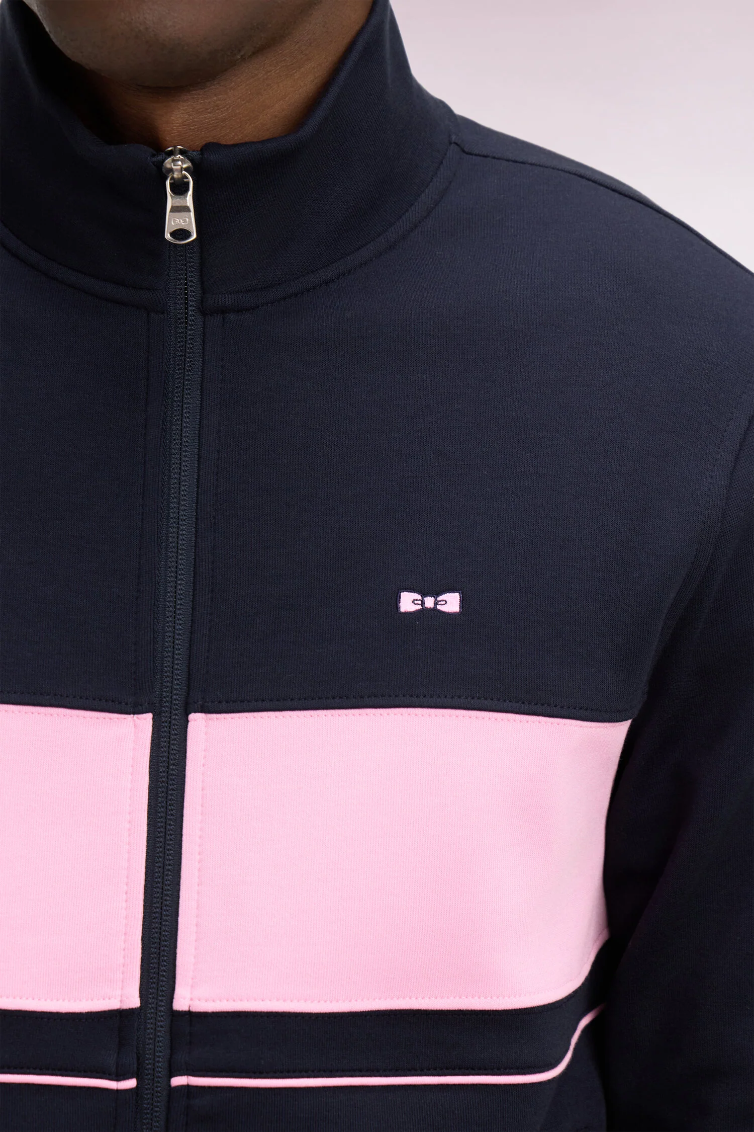 Sweatshirt zippé en molleton marine bande rose - Image 4