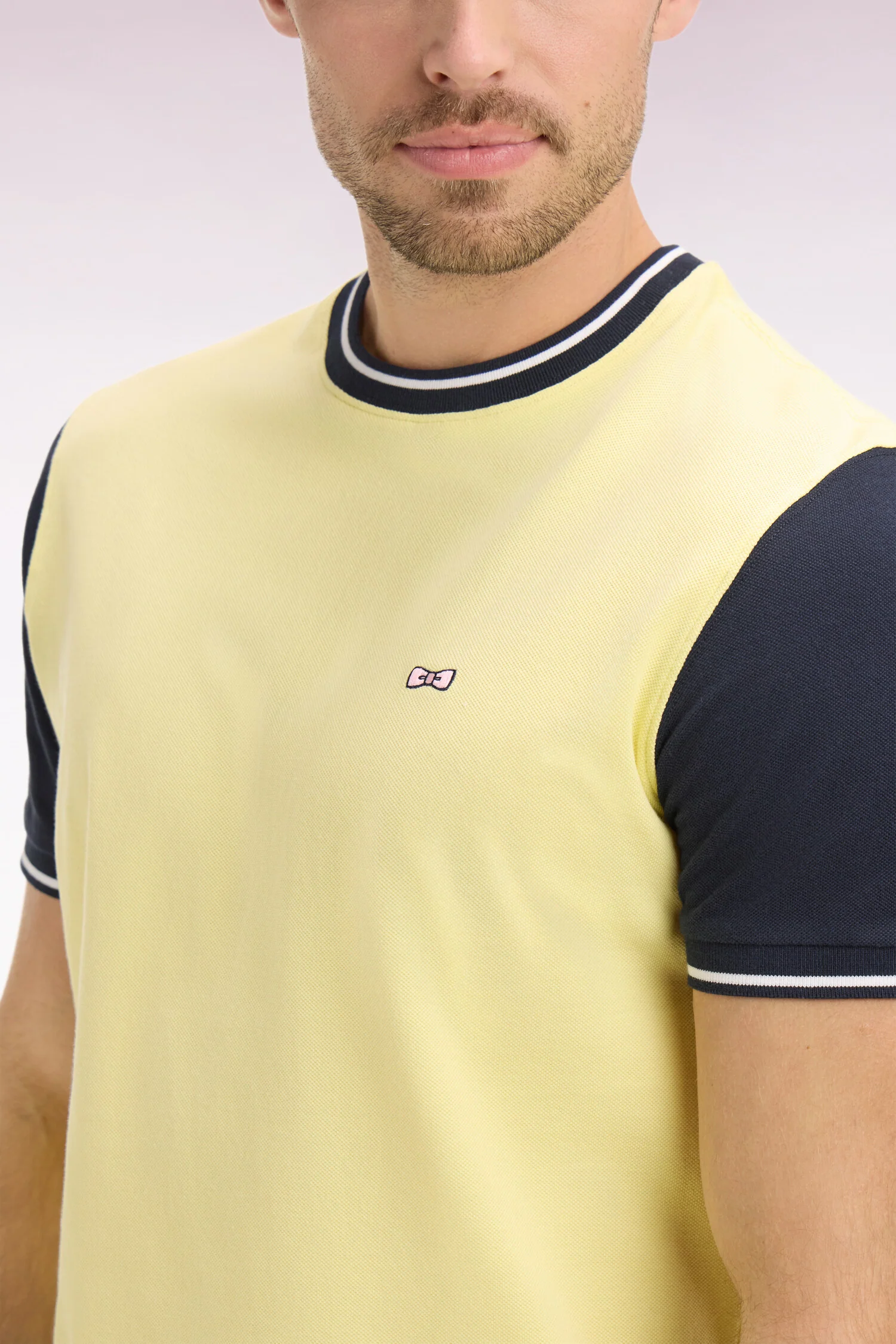 T-shirt à manches courtes en coton jaune bicolore brodé coupe regular - Image 4