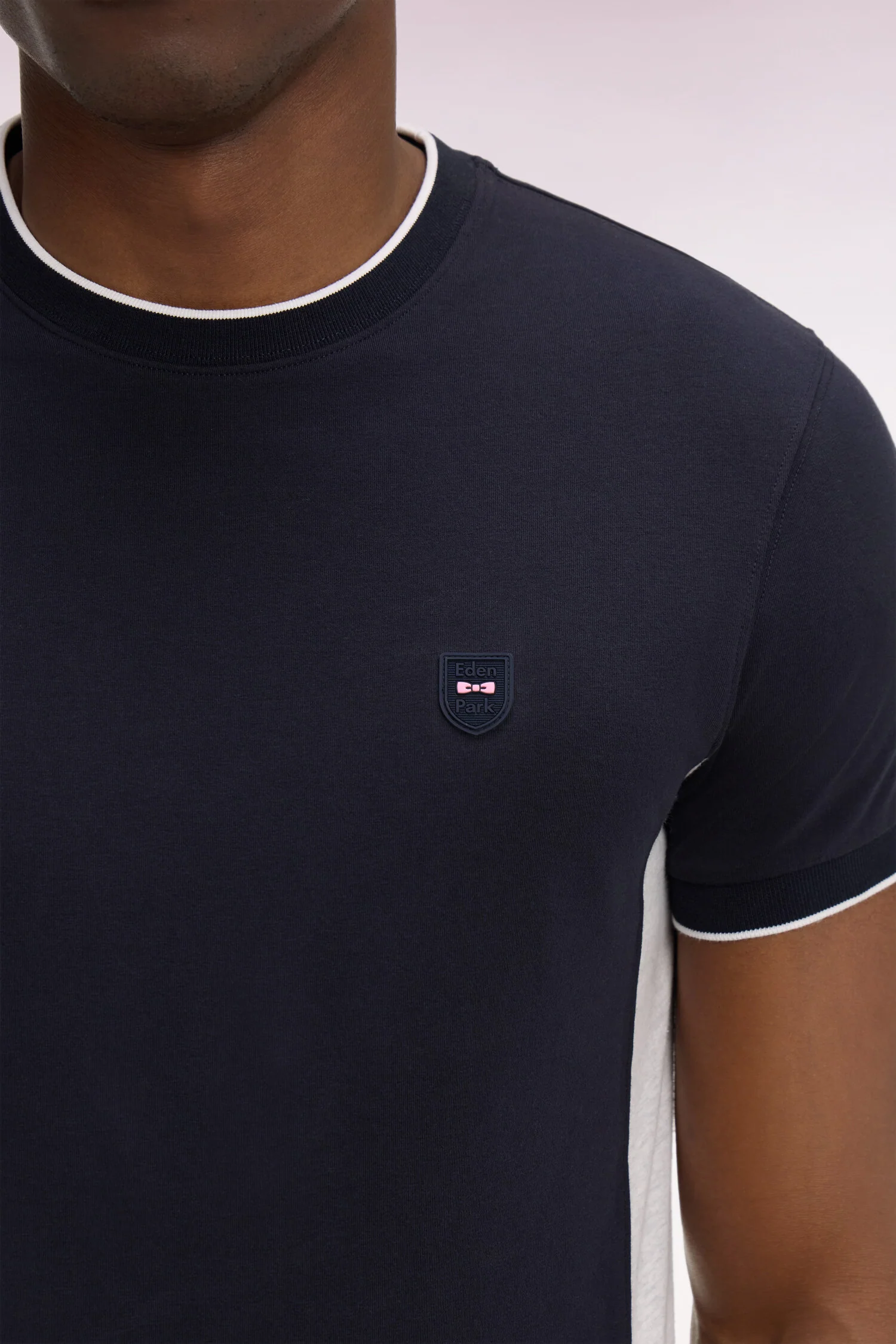 T-shirt à manches courtes en coton stretch noir à découpes coupe slim - Image 4