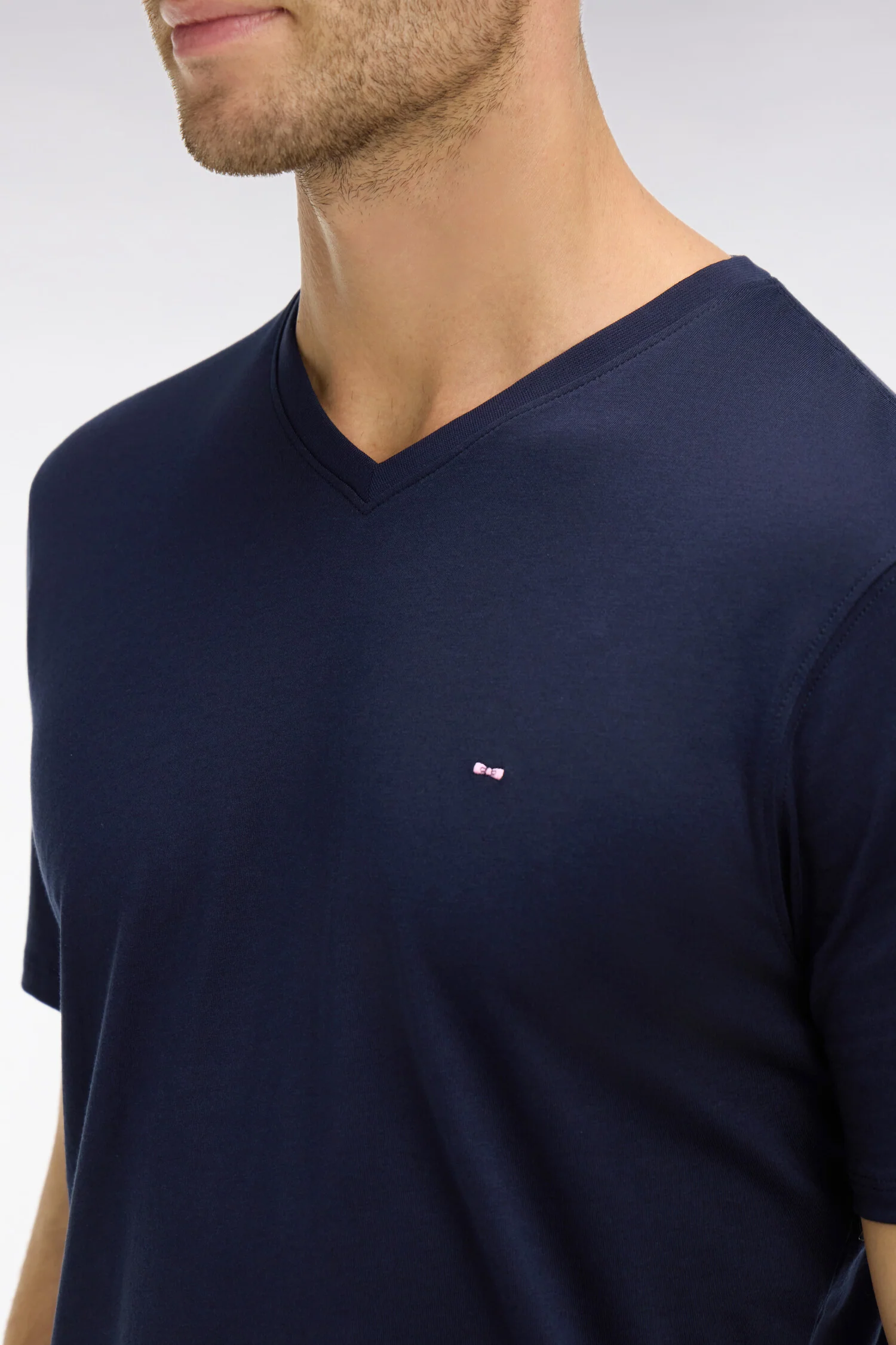 T-shirt bleu marine col V à manches courtes - Image 5