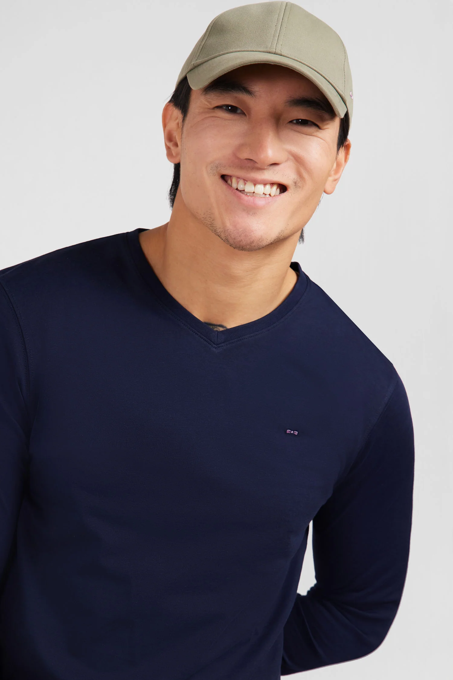 T-shirt bleu marine col V Ă manches longues
